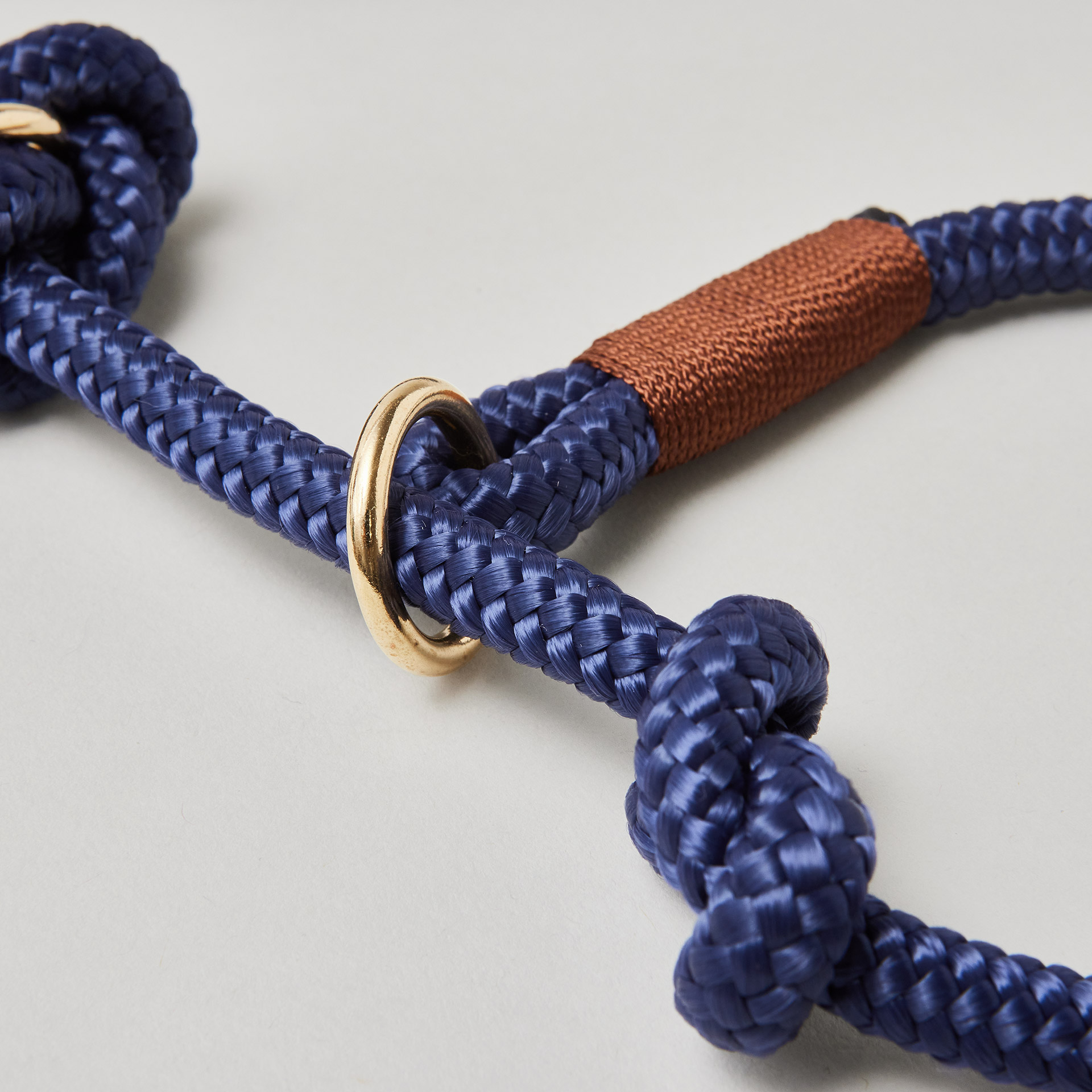Detail Tauretrieverleine Indigo Sea Kastanie mit verstellbaren Knoten für Hals- und Kopfumfang, Messing, dunkelblaues Tau mit brauner Takelung