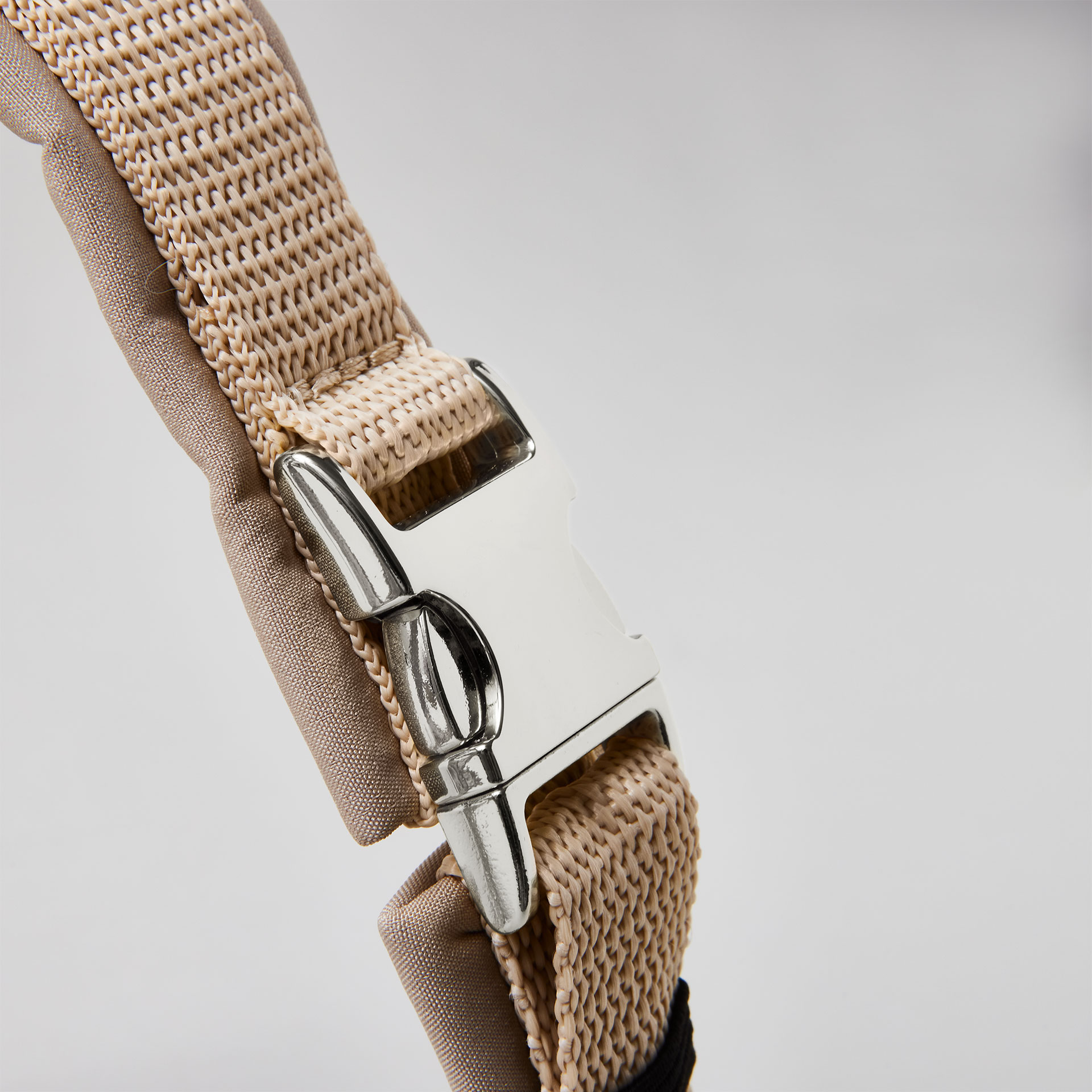 Silberfarbene Steckschließe am beigen Hundegeschirr