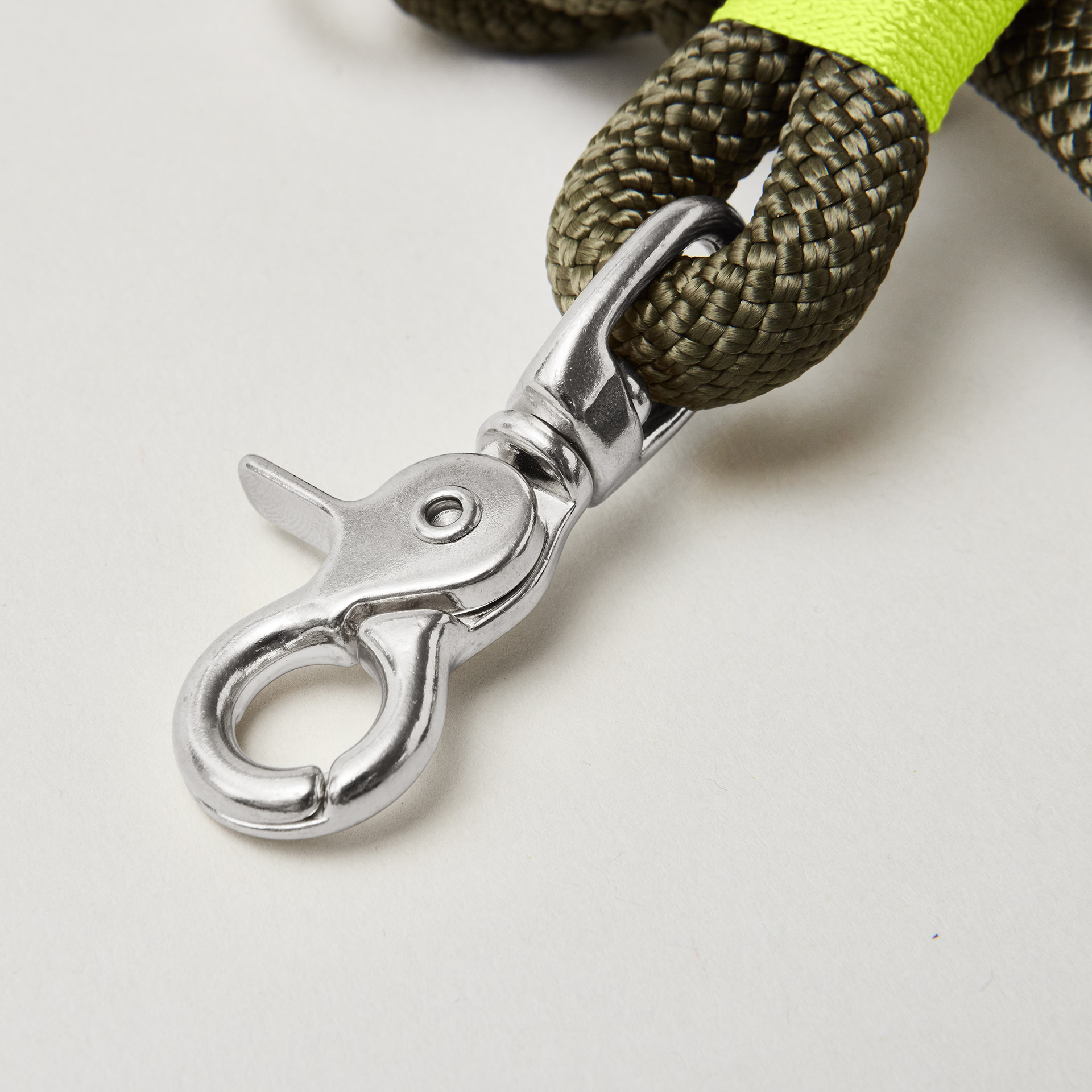silberfarbener Scherenkarabiner an Tauleine Olive Grove Neongelb