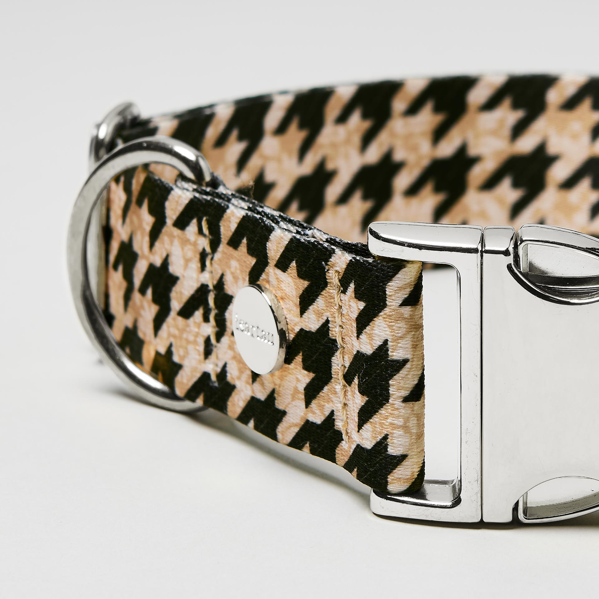 Nahaufnahme verstellbares Halsband Stadtgeflüster silberfarben, Gurtband im Hahnentritt Muster