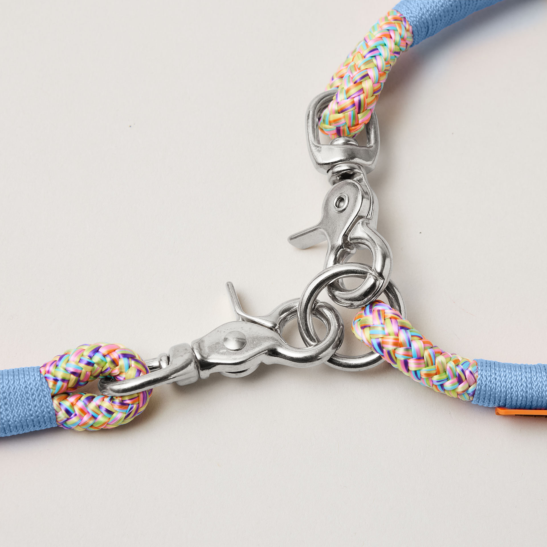 Detail Halsband aus Tau Easy Summer Hellblau mit silbernen Beschlägen, buntes Tau mit hellblauer Takelung