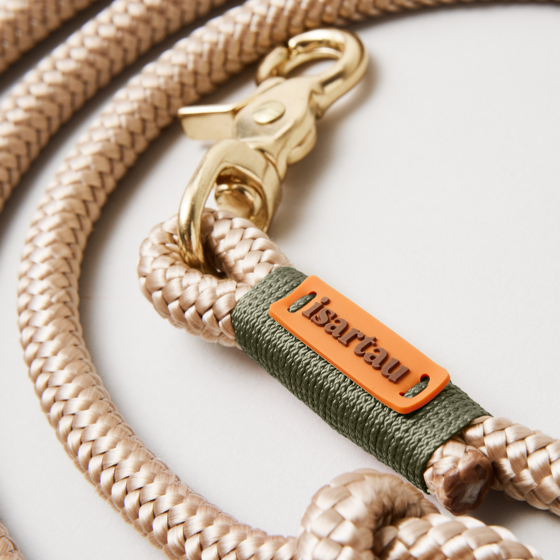 isartau-Logo auf beigem Tau und olivfarbener Takelung an Farbkombination Wood Owl Oliv
