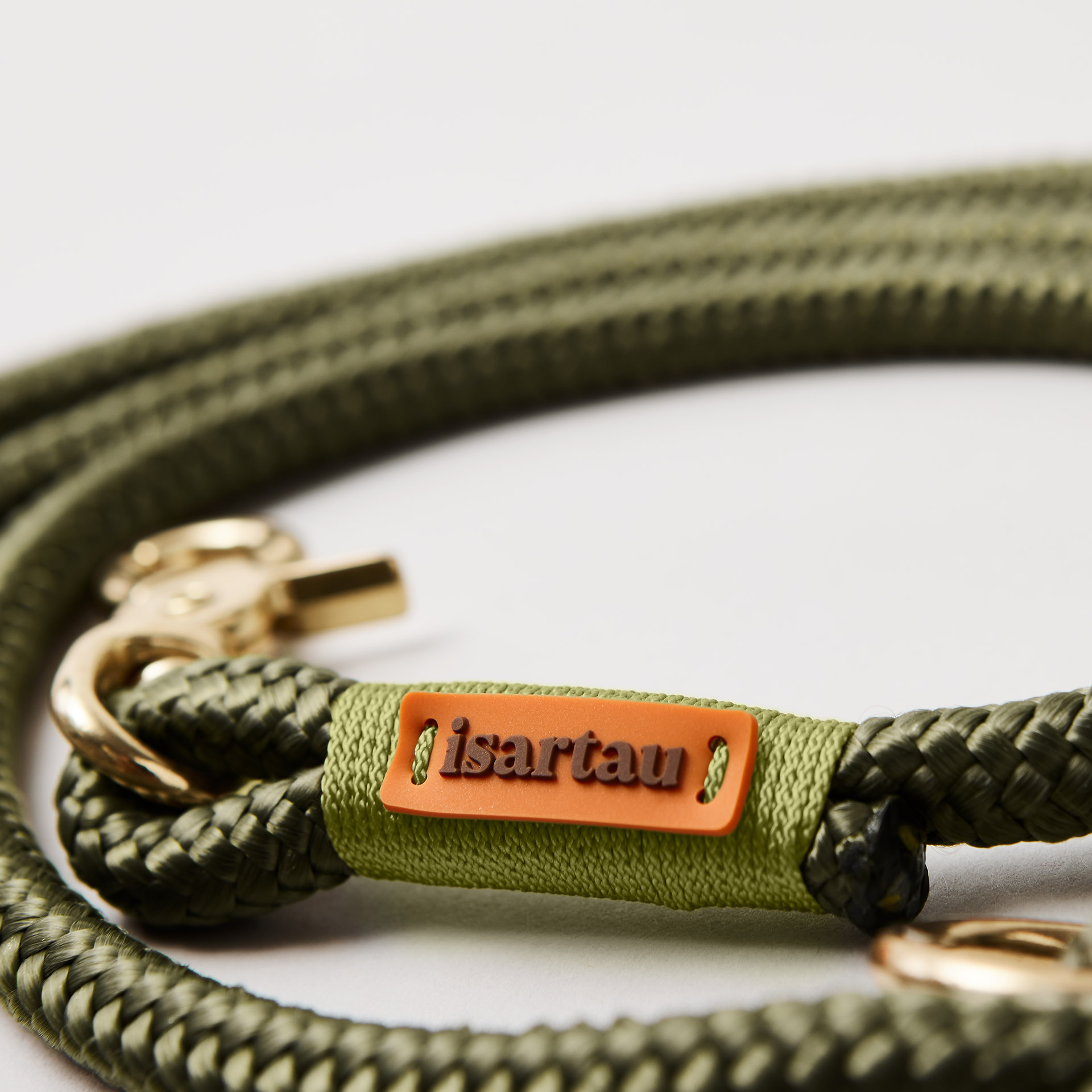 Detail isartau-Logo auf olivfarbenem Tau und moosgrüner Takelung