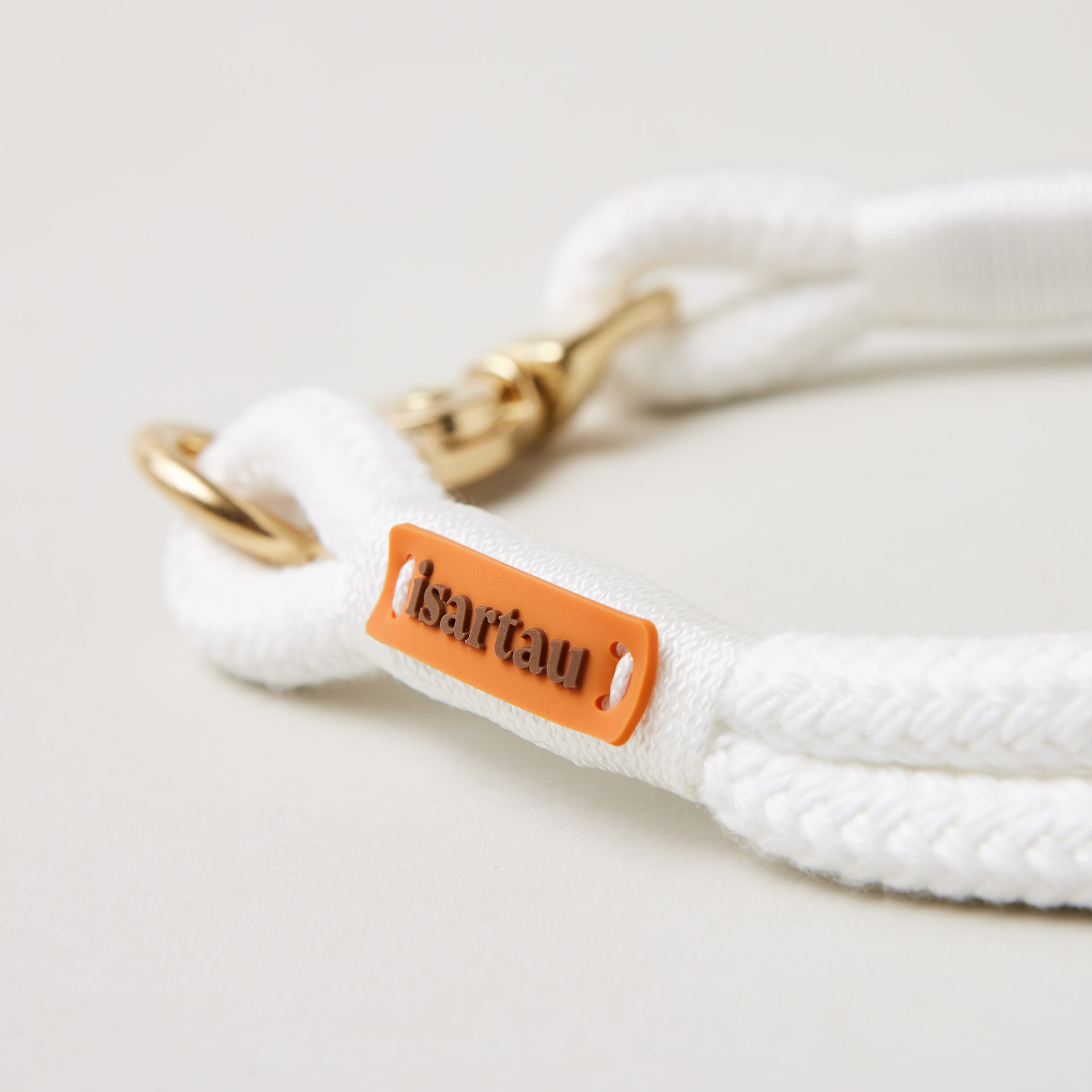 isartau Logo auf weißer Takel und weißem Tau, Softtau Pure Breeze Weiß mit Messing-Beschlägen