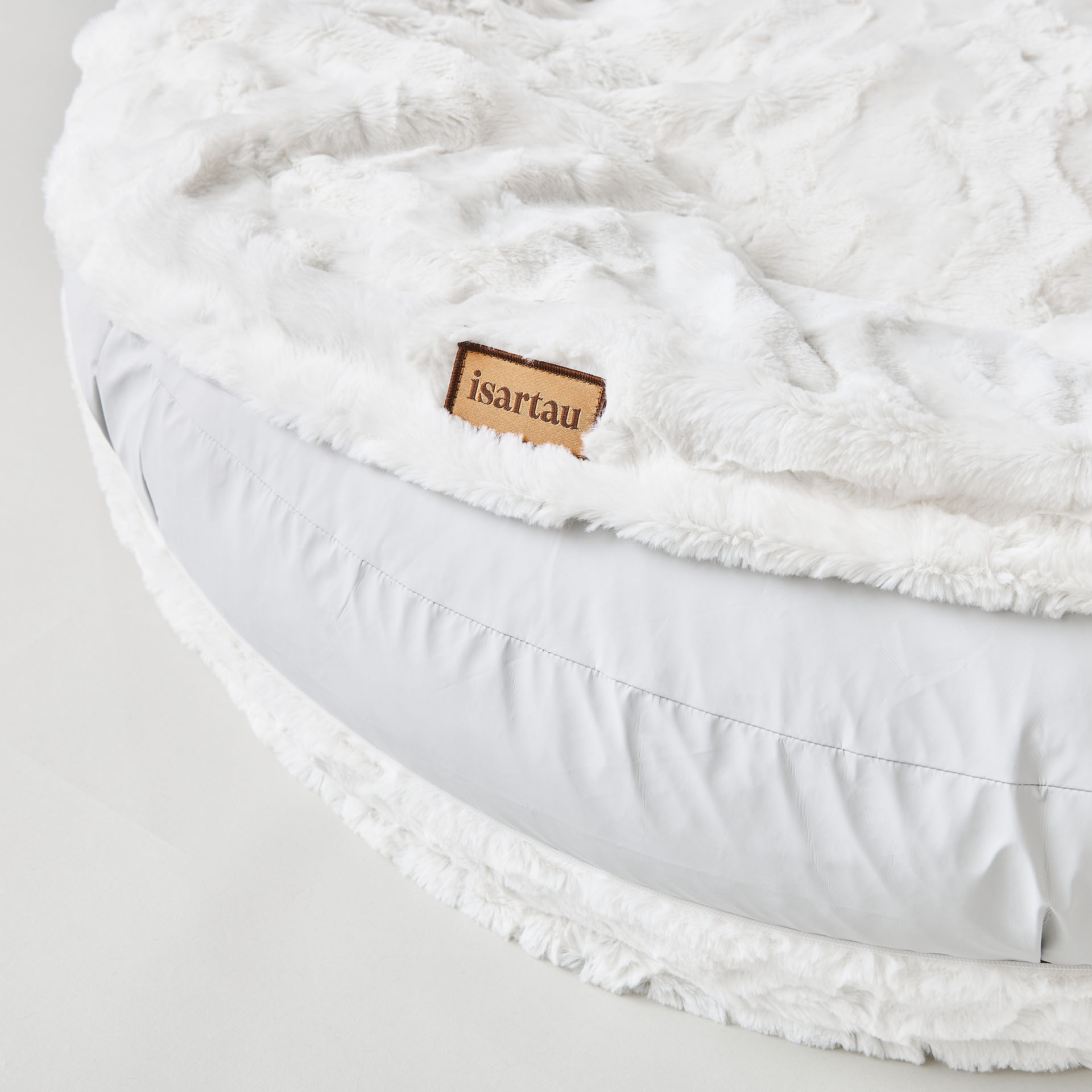 Orthopädisches Hundebett mit geöffnetem Außenbezug, Sicht auf abwischbaren und wasserdichten Innenbezug für optimalen Feuchtigkeitsschutz und Hygiene