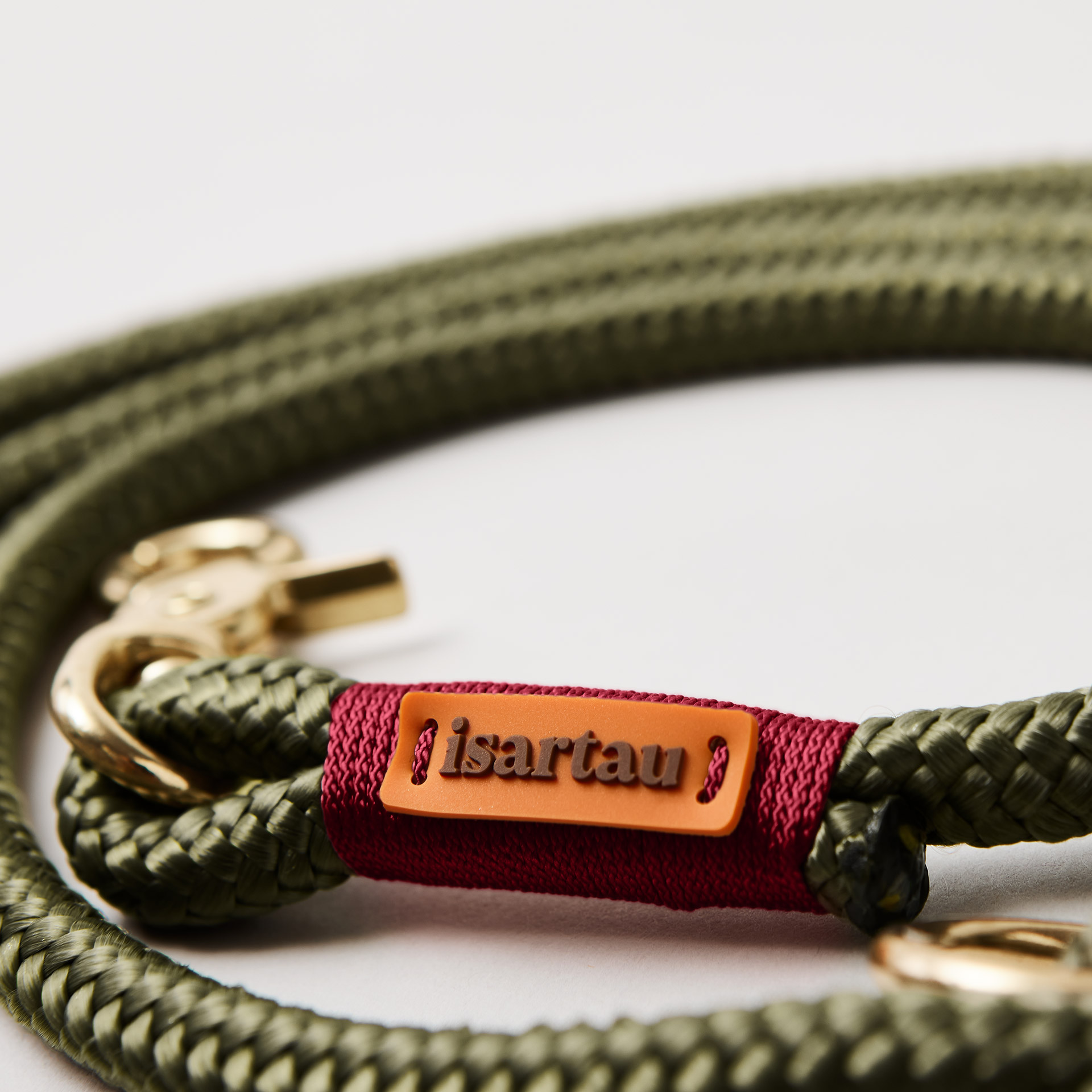 Detail isartau-Logo auf olivfarbenem Tau und burgunderfarbener Takelung
