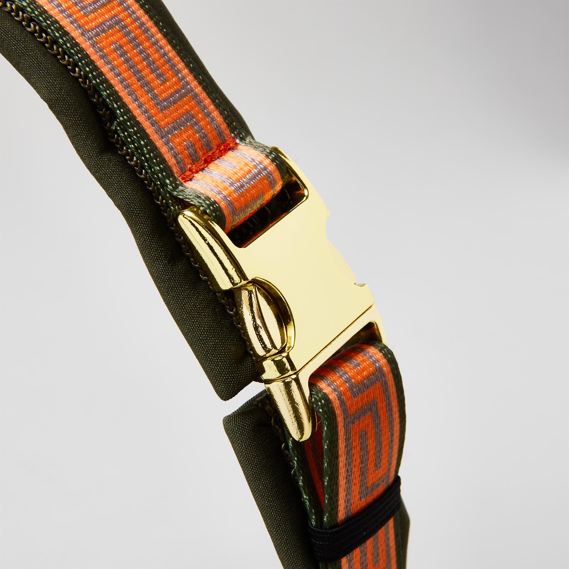 Detail gepolstertes Hundegeschirr Wellenbrecher mit goldfarbener Steckschließe zum Öffnen und Schließen