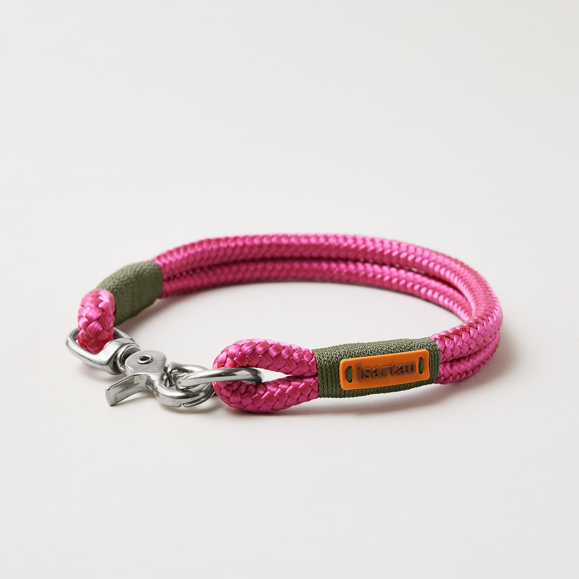 Feste Halsung Viva Magenta OLIV 10 mm mit silberfarbenen Beschlägen, magentafarbenes Tau kombiniert mit oliver Takelung