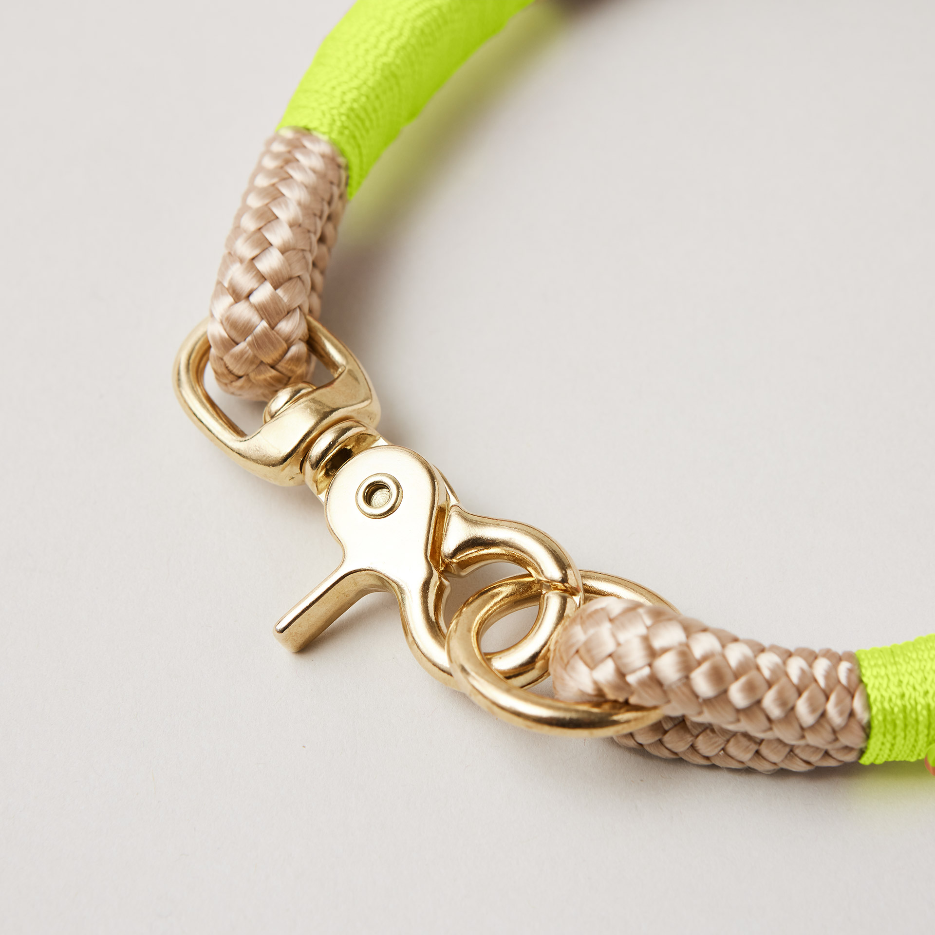 Tauhalsband Verschluss Ring und Scherenkarabiner am Modell Wood Owl Neongelb mit Messing-Beschlägen, beiges Tau mit neongelber Takelung