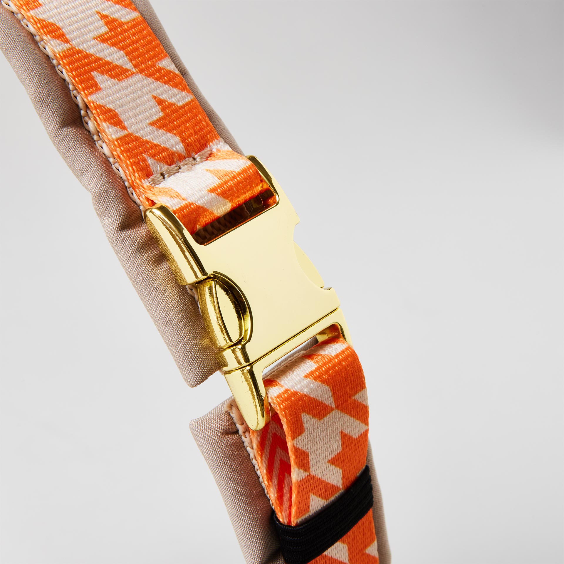 Detail gepolstertes Hundegeschirr Wandler mit goldfarbener Steckschließe zum Öffnen und Schließen