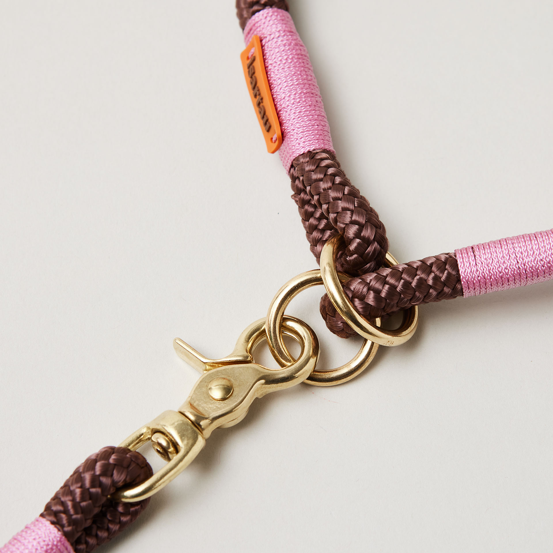 Detail Zugstopp Halsband mit Tauleine Classy Chestnut Rose, braunes Tau mit rosafarbener Takelung Fokus auf Messingringe und Karabiner