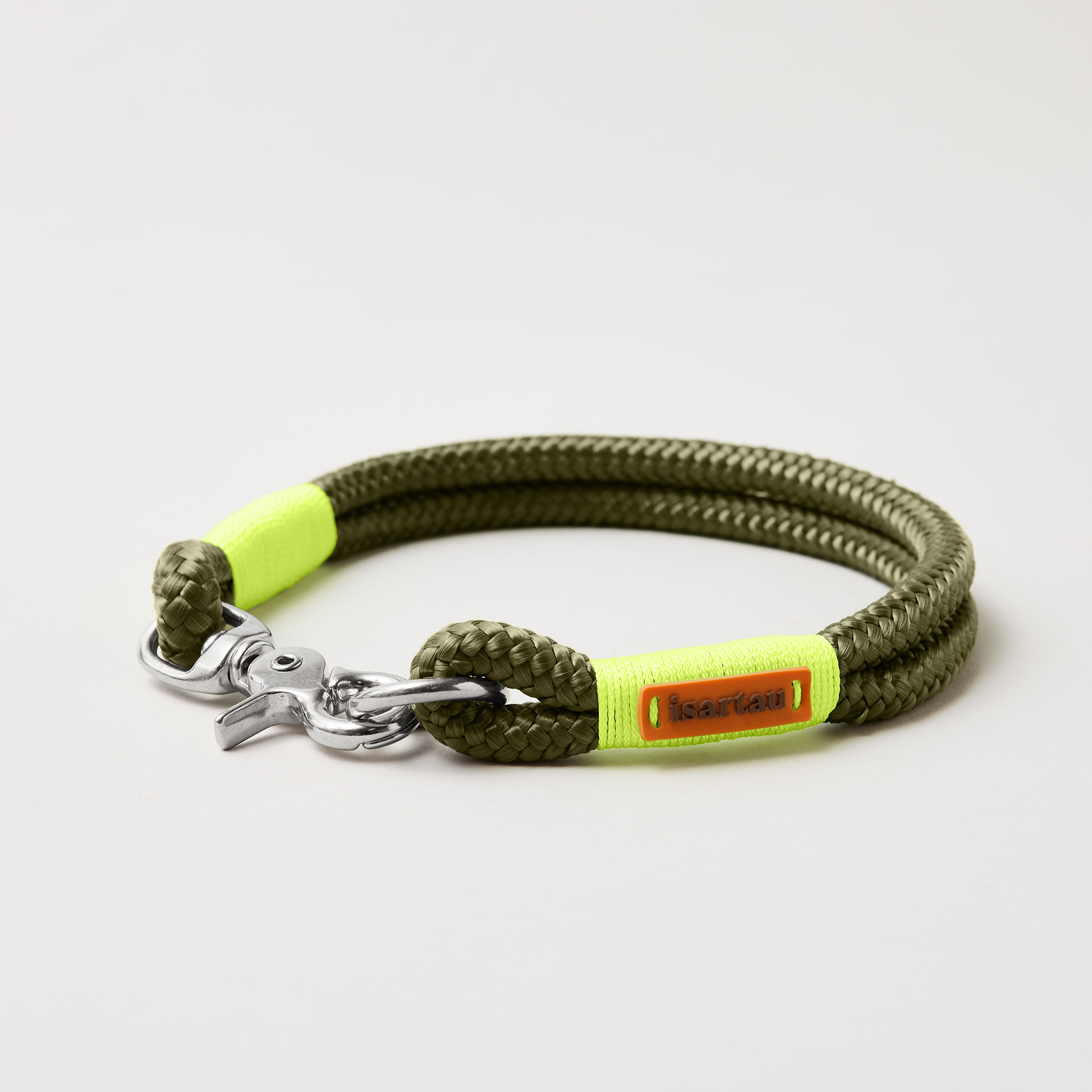 Feste Halsung aus Tau Olive Grove Neongelb, 10 mm mit silberfarbenen Beschlägen, olivfarbenes Softtau mit neongelber Takelung