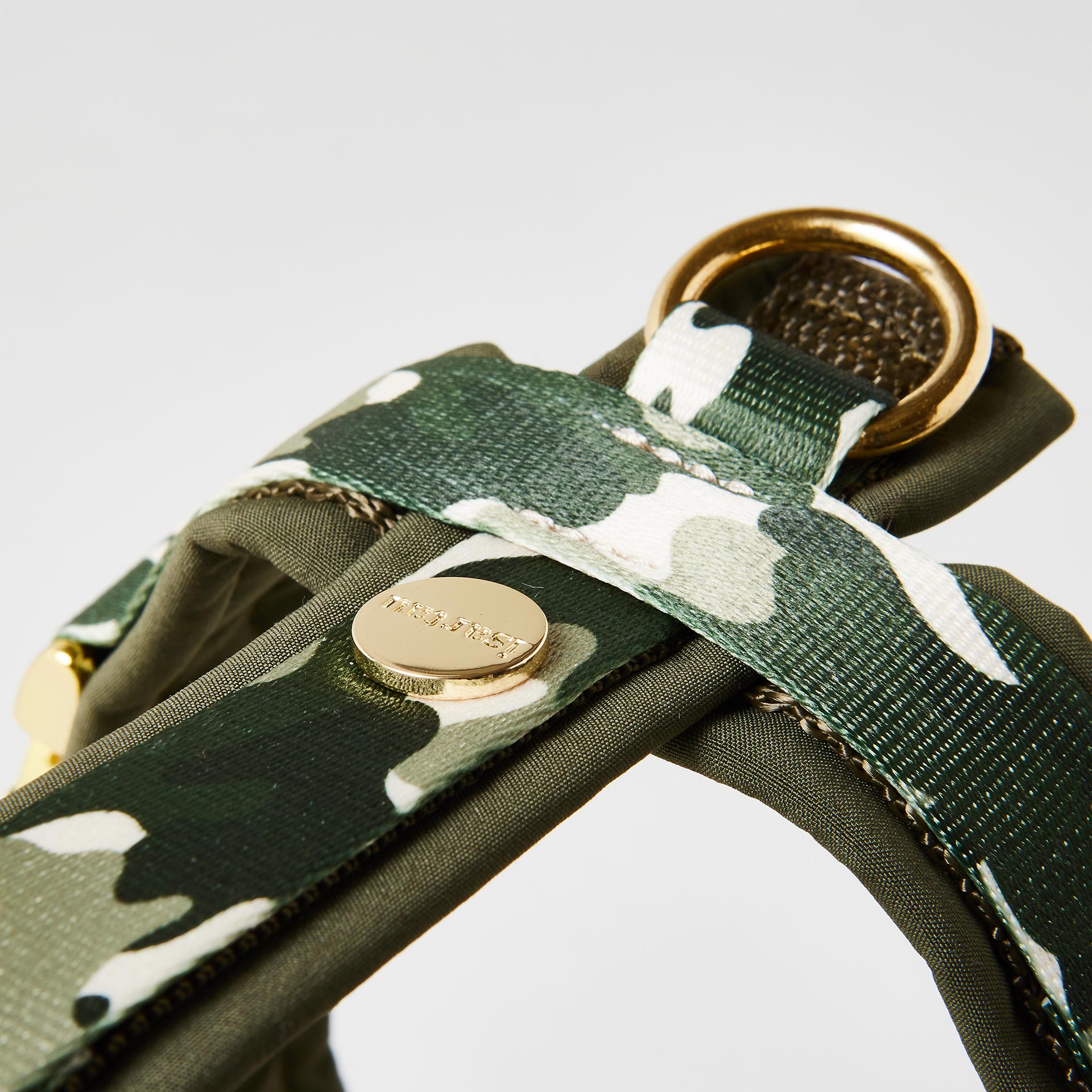 Extra gepolsterter O-Ring zum Einhaken des Karabiners am gepolsterten Y-Hundegeschirr „Entdecker“ mit goldfarbenen Beschlägen und Camouflage-Design in Grün- und Beigetönen.