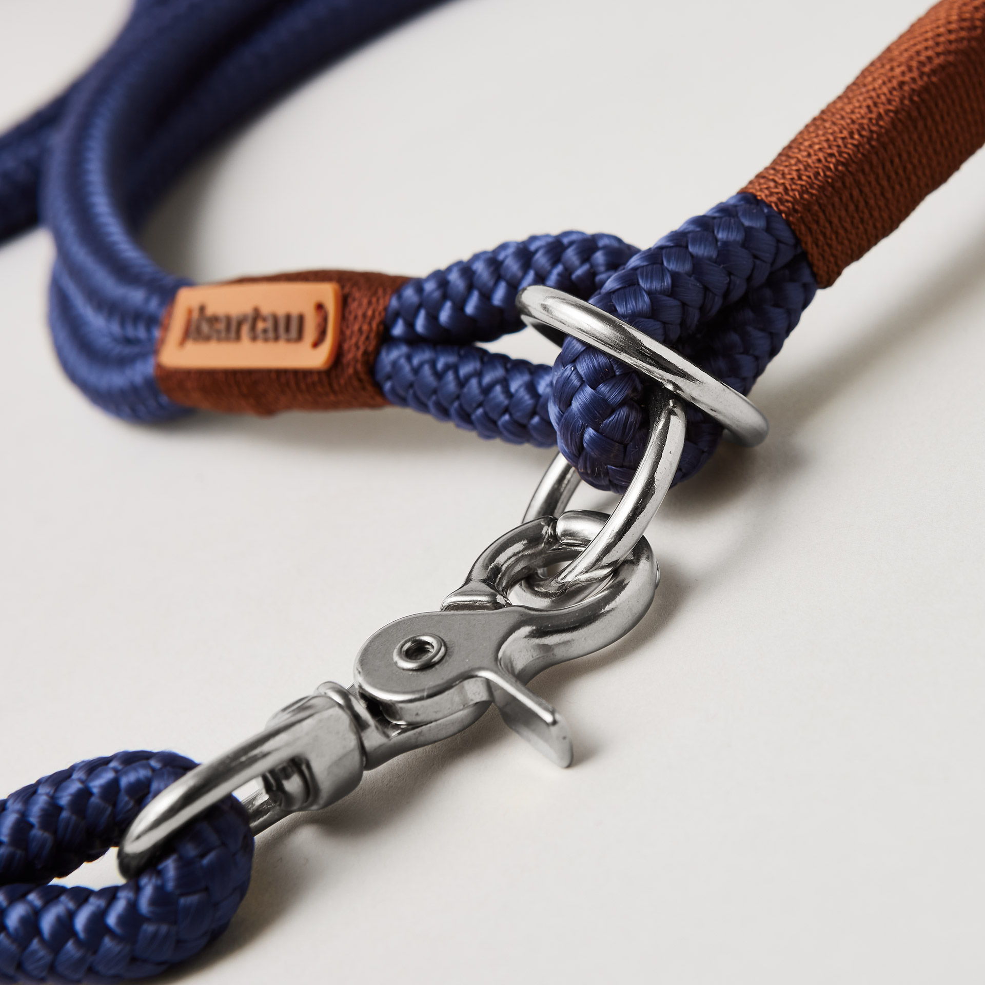 Fokus auf silberfarbenem Scherenkarabiner an Taukombination Indigo Sea Kastanie