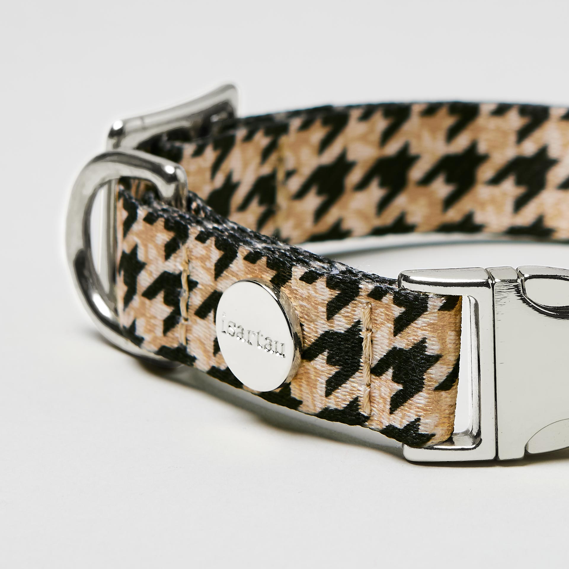 Nahaufnahme verstellbares Welpenhalsband Stadtgeflüster, Gurtband im Hahnentritt Stil, silberfarbene Schließe