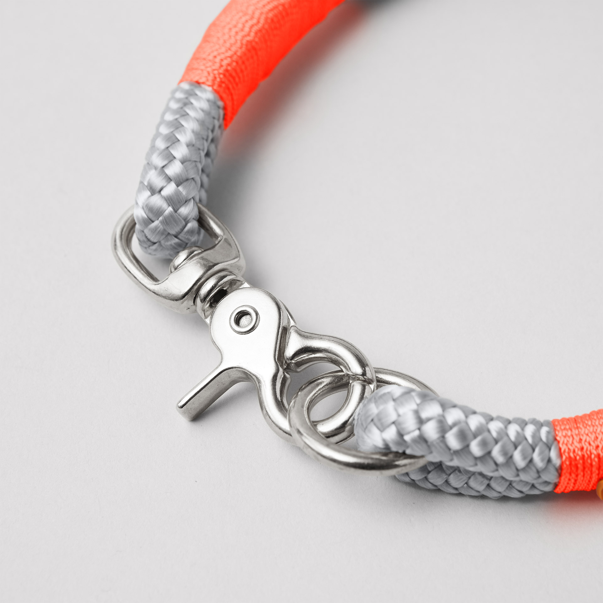 Verschluss Ring und Scherenkarabiner am Halsband Pebble Stone Neonorange mit silberfarbene Beschlägen, hellgraues Tau mit neonoranger Takelung