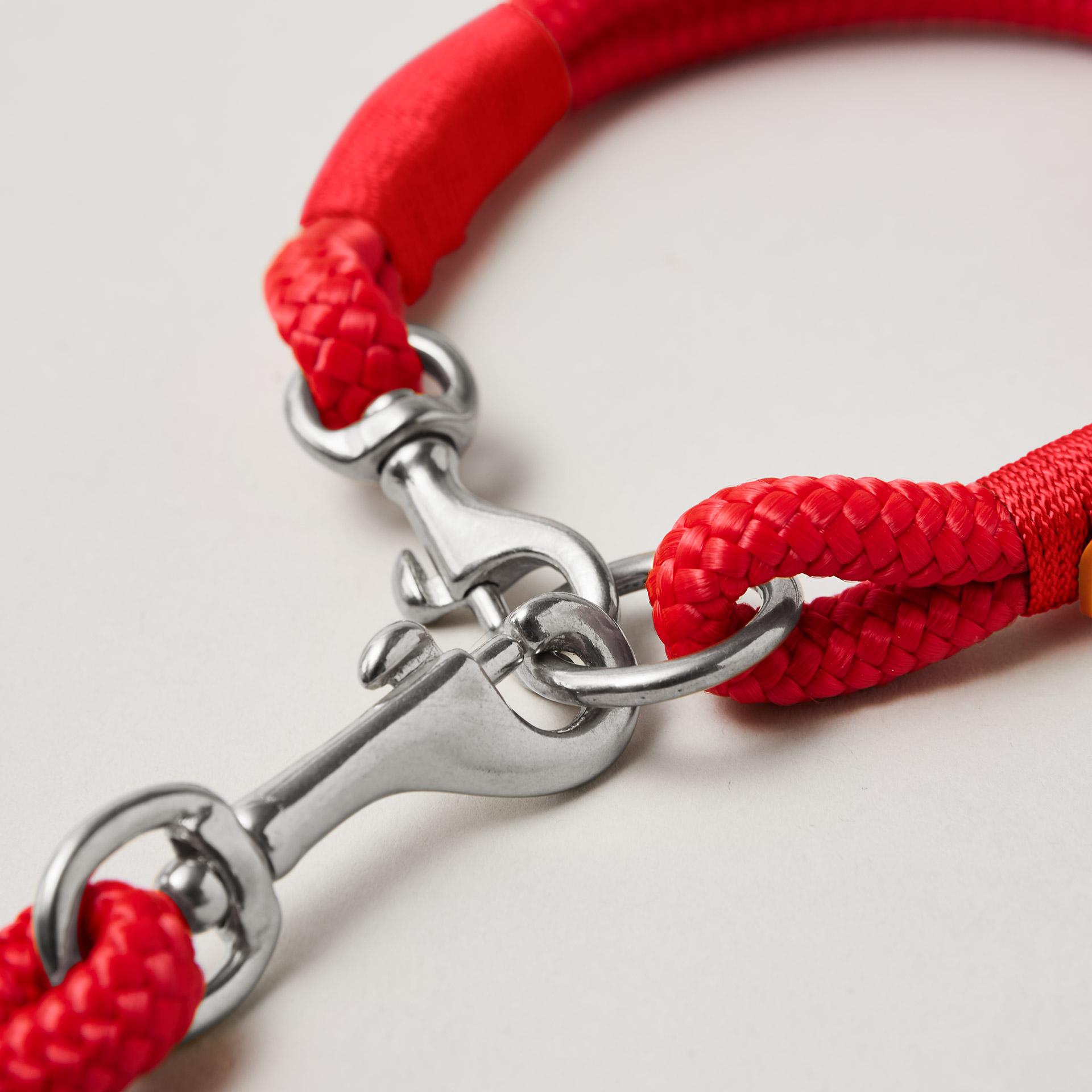 Detail vom Verschluss bestehend aus Ring und Bolzenkarabinern am Tauset Red Fairy Rot, silber