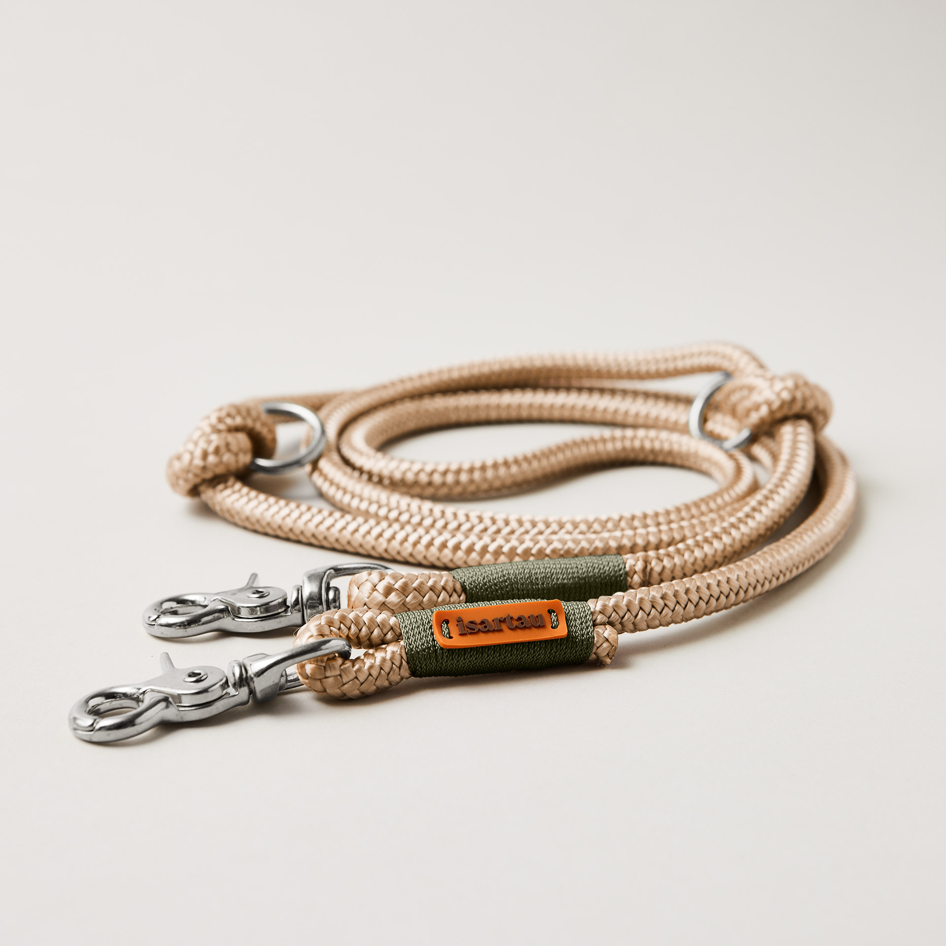 Tauleine Wood Owl Oliv, 10 mm, verstellbar mit silberfarbenen Karabinern, beiges Tau mit oliver Takelung, längenverstellbar