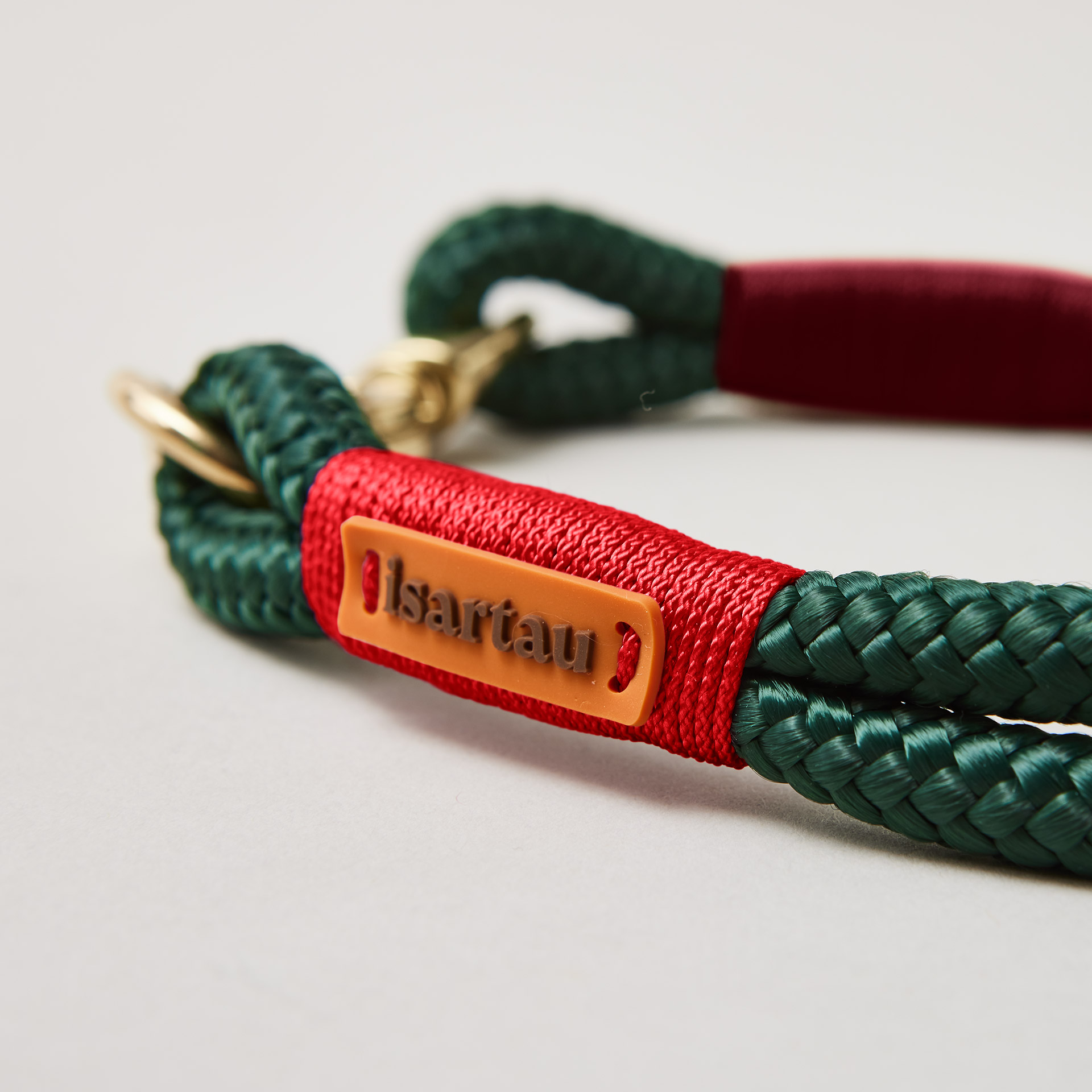 Detail rotes Takel an Tauhalsband Evergreen Rot und Burgunder