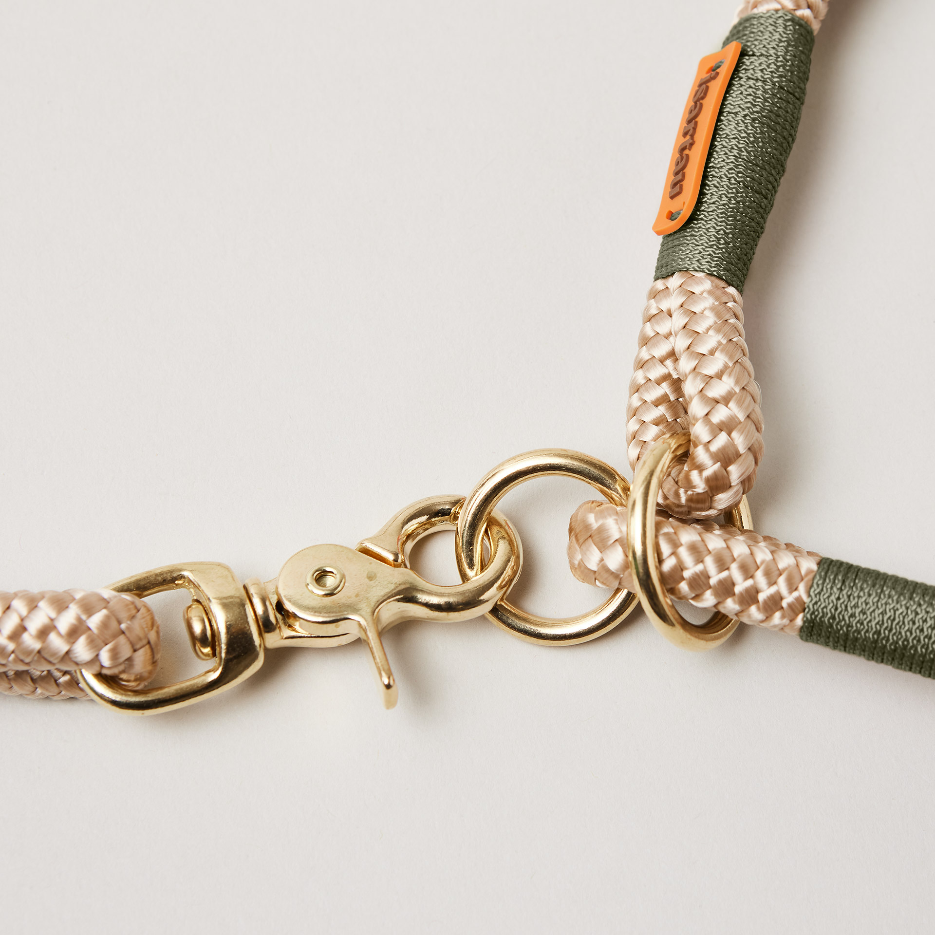 Detail Tauhalsband und Tauleine in der Farbe Wood Owl Oliv mit Messing-Beschlägen, Beige und Oliv