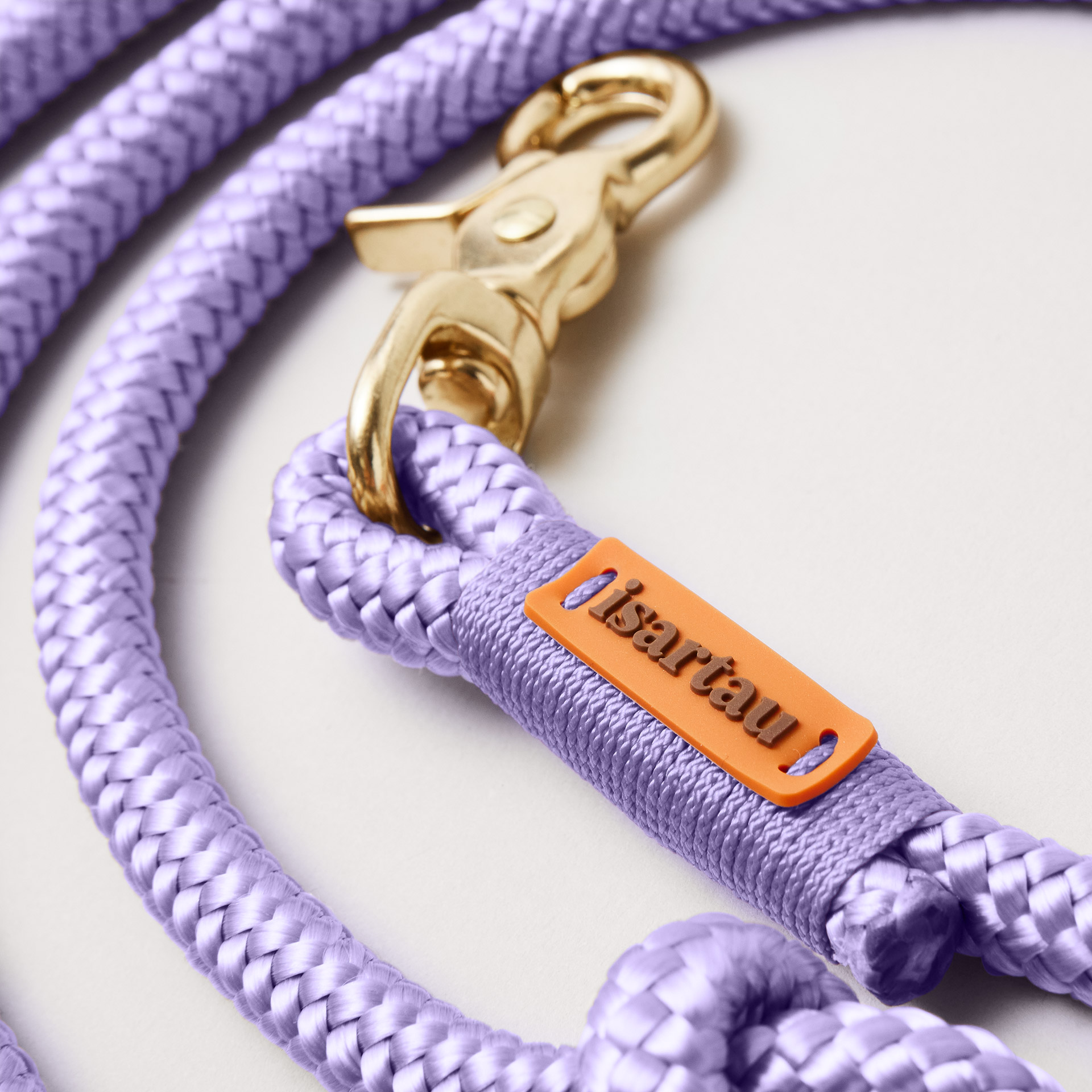 isartau-Logo auf lavendel farbenem Tau und Takel