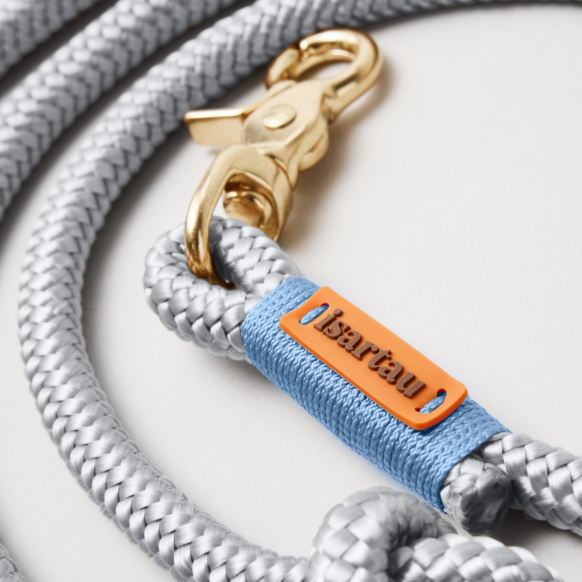 Detail isartau-Logo aufhellgrauem Tau und hellblauer Takelung