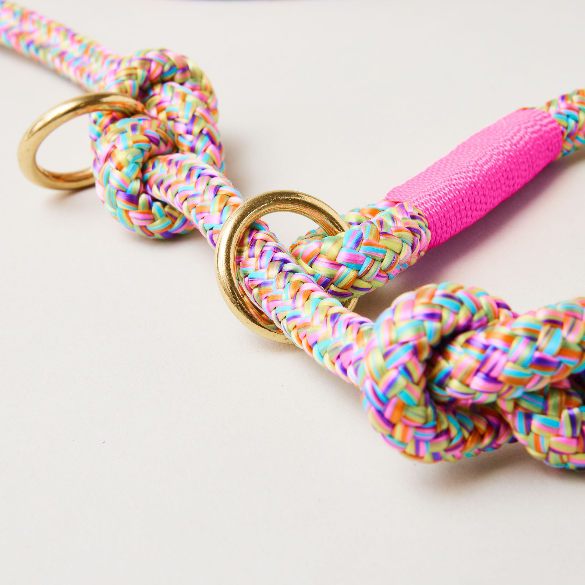 Detail Retrieverleine Easy Summer Neonpink mit verstellbaren Knoten für Hals- und Kopfumfang, Messing-Karabiner, buntes Tau mit neonpinker Takelung