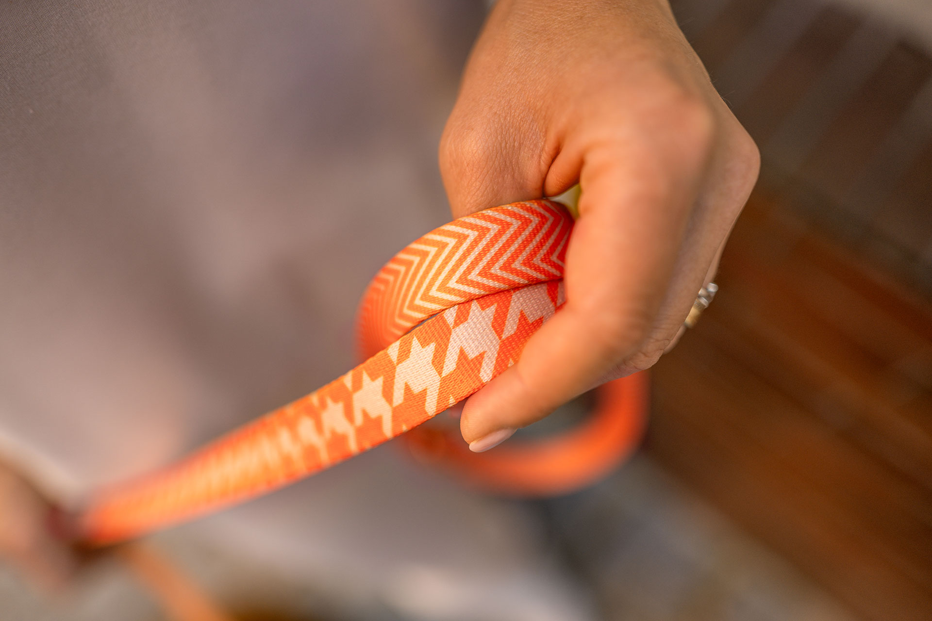 Designerleine Wandler, Hahnentrittmuster, gehalten von einer Frauenhand