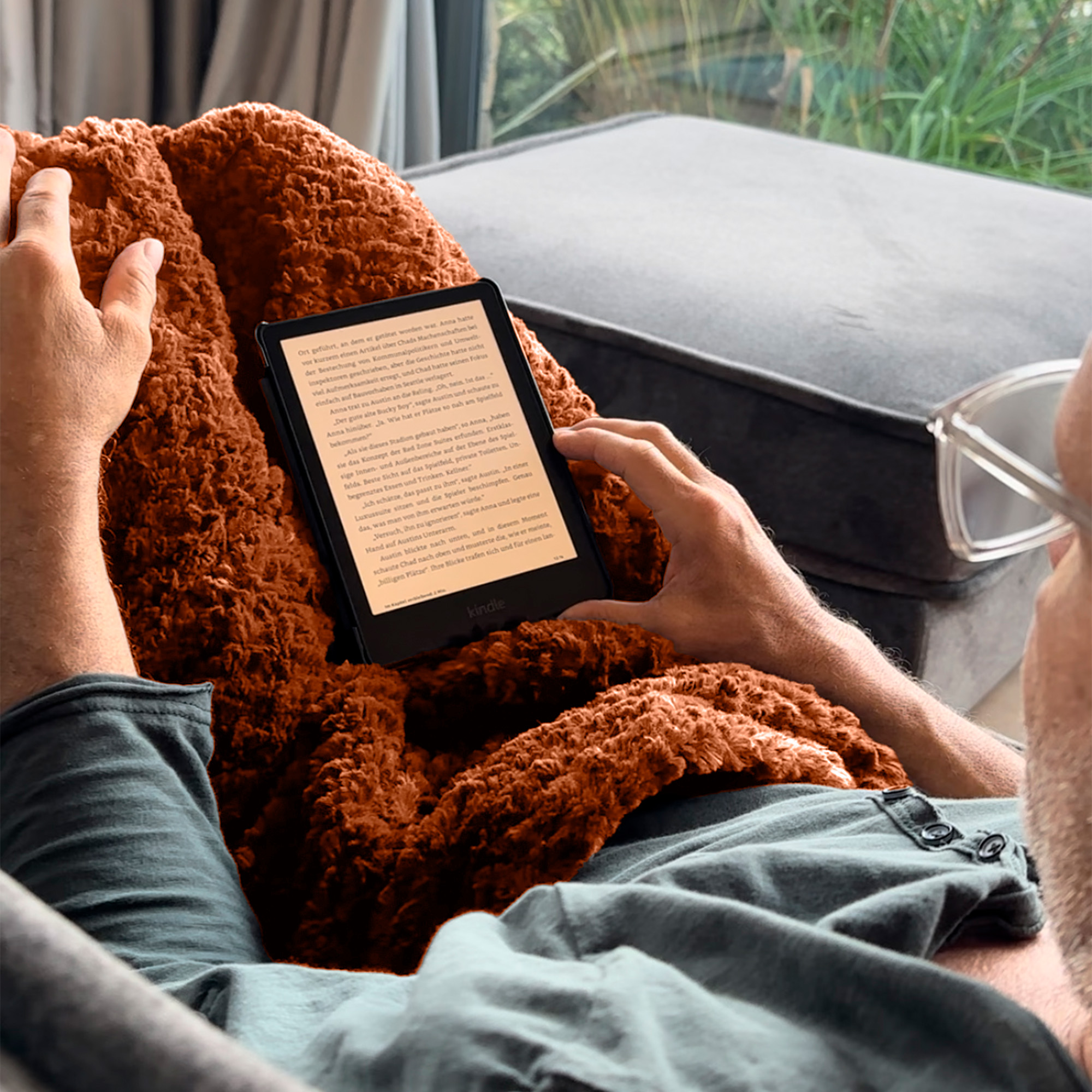Wohndecke im Einsatz auf der Couch, Farbe Zimt