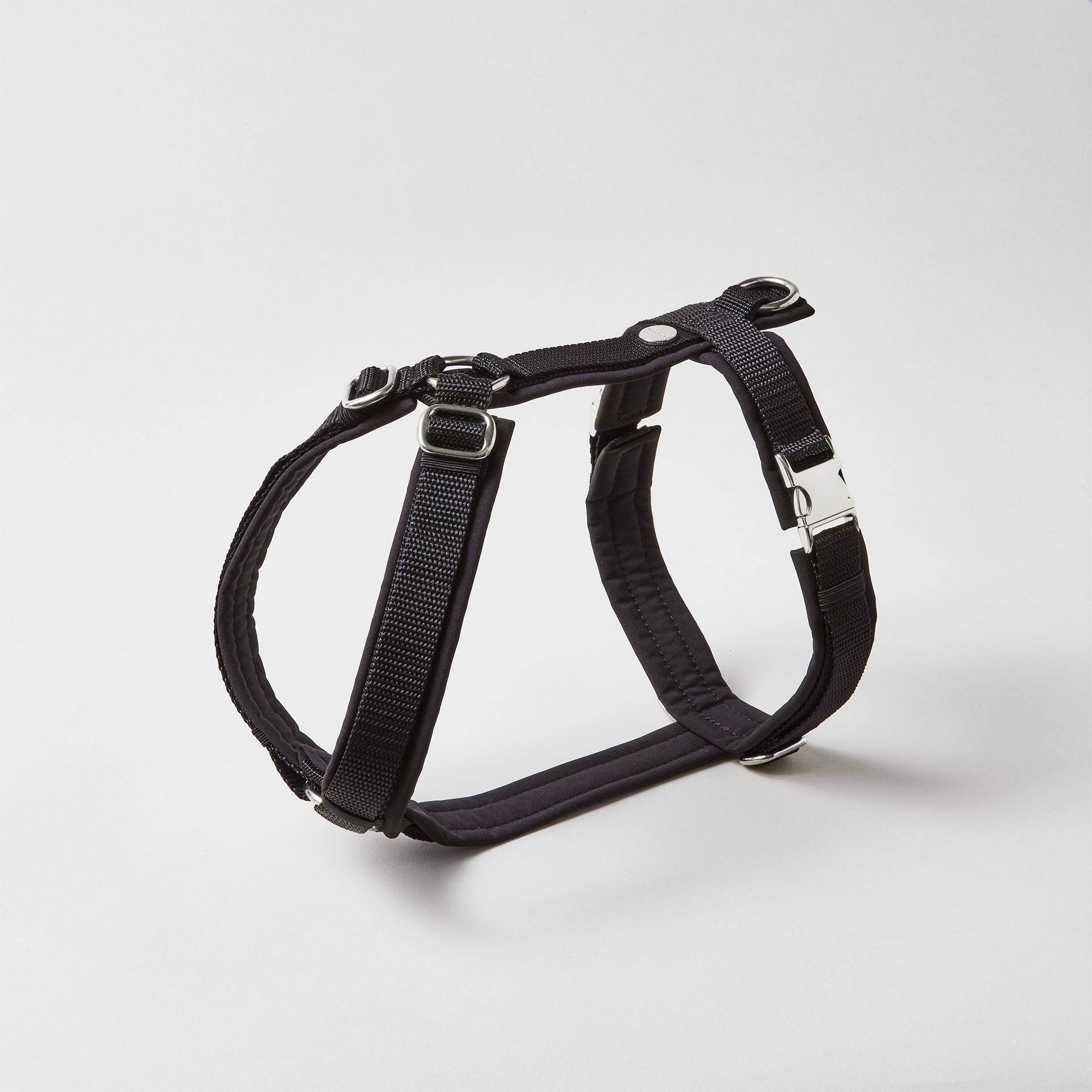 Verstellbares Hundegeschirr in Schwarz mit vollunterlegter Polsterung aus Softshell und silberfarbenen Beschlägen