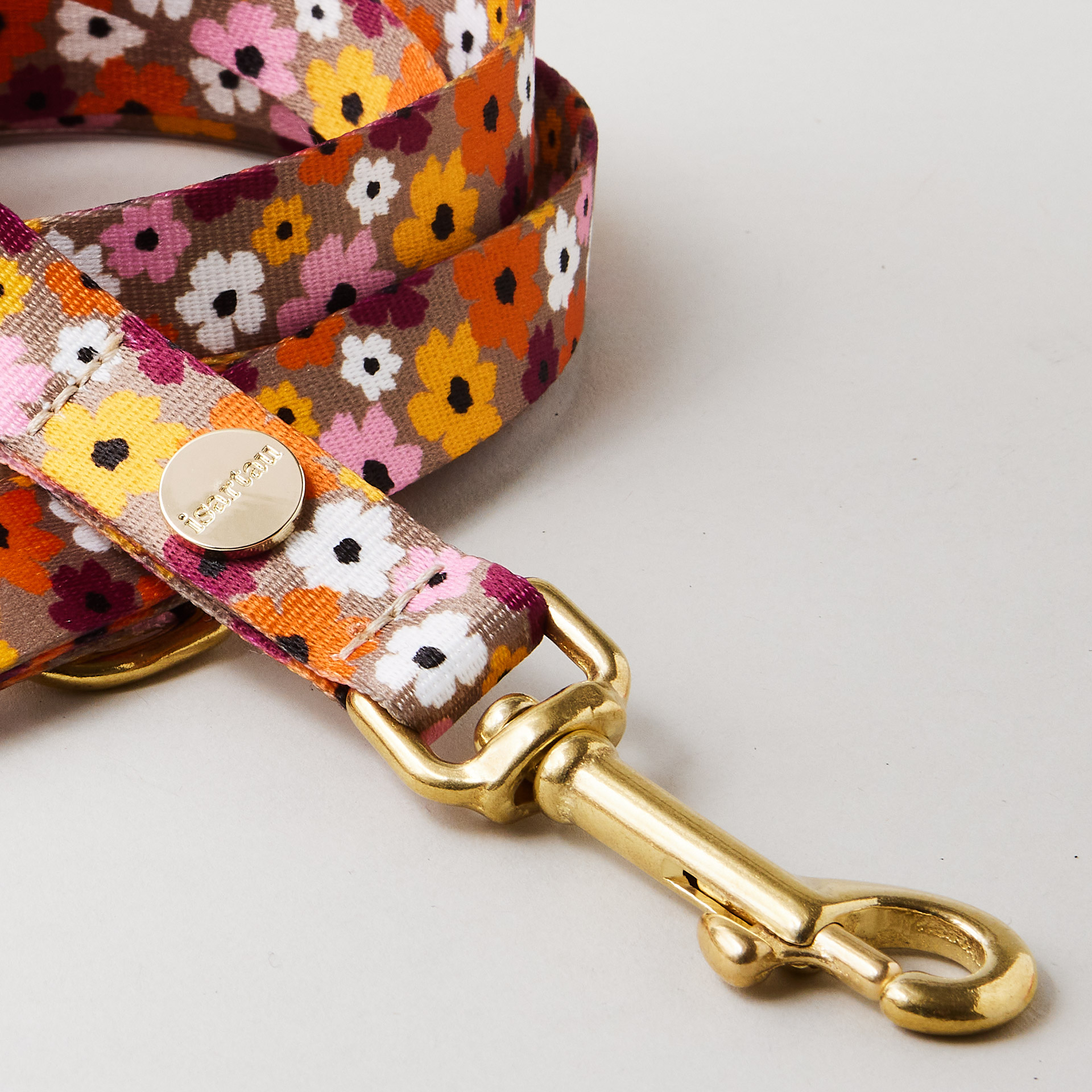 Detail verstellbare Hundeleine „Blumenmeer“, 20 mm breites Gurtband mit floralem Muster, goldfarbene Messingkarabiner.