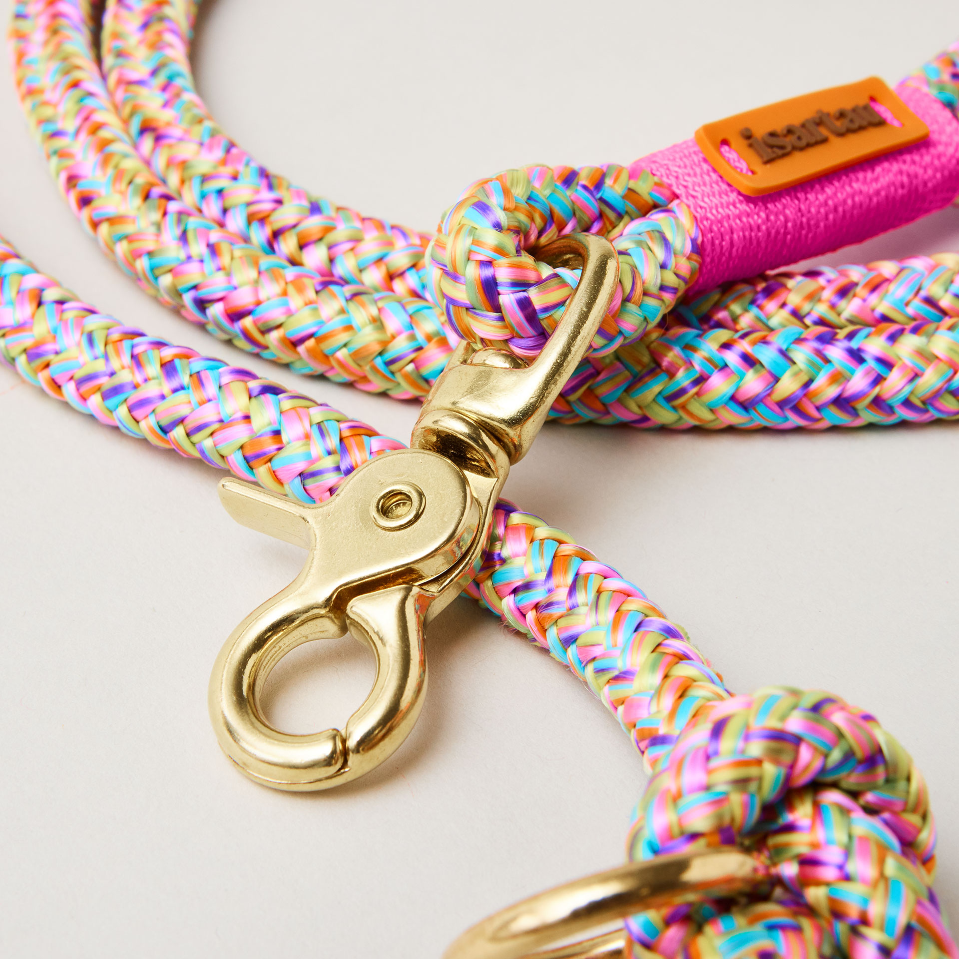 Detail Hundeleine Easy Summer Neonpink, buntes Tau mit neonpinker Takelung, Fokus auf Messing Scherenkarabiner und Tau
