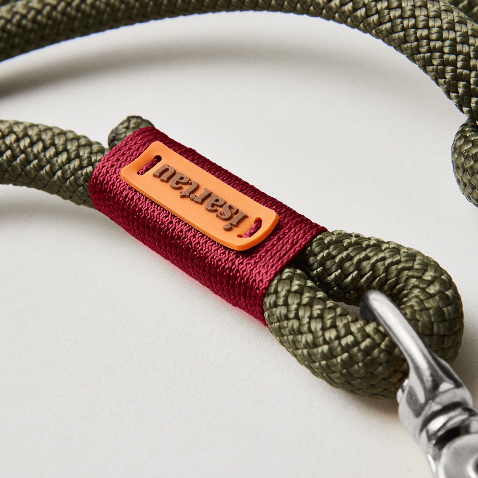 Detail isartau-Logo auf olivfarbenem Kletterseil und burgunderfarbener Takelung