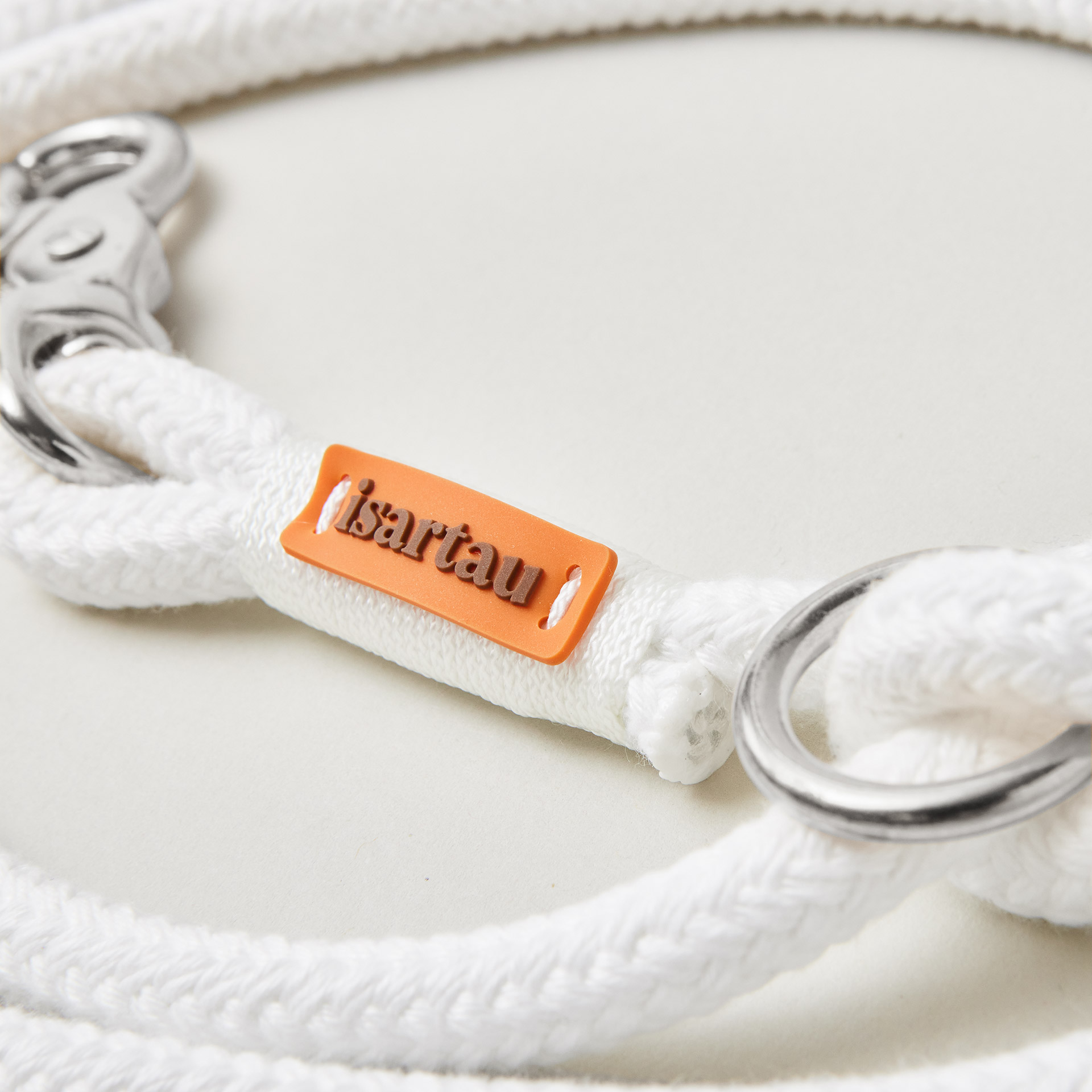 Detail Hundeleine Pure Breeze Weiß, weißes Tau mit weißer Takelung, Fokus auf silberfarbene Karabiner und Tau