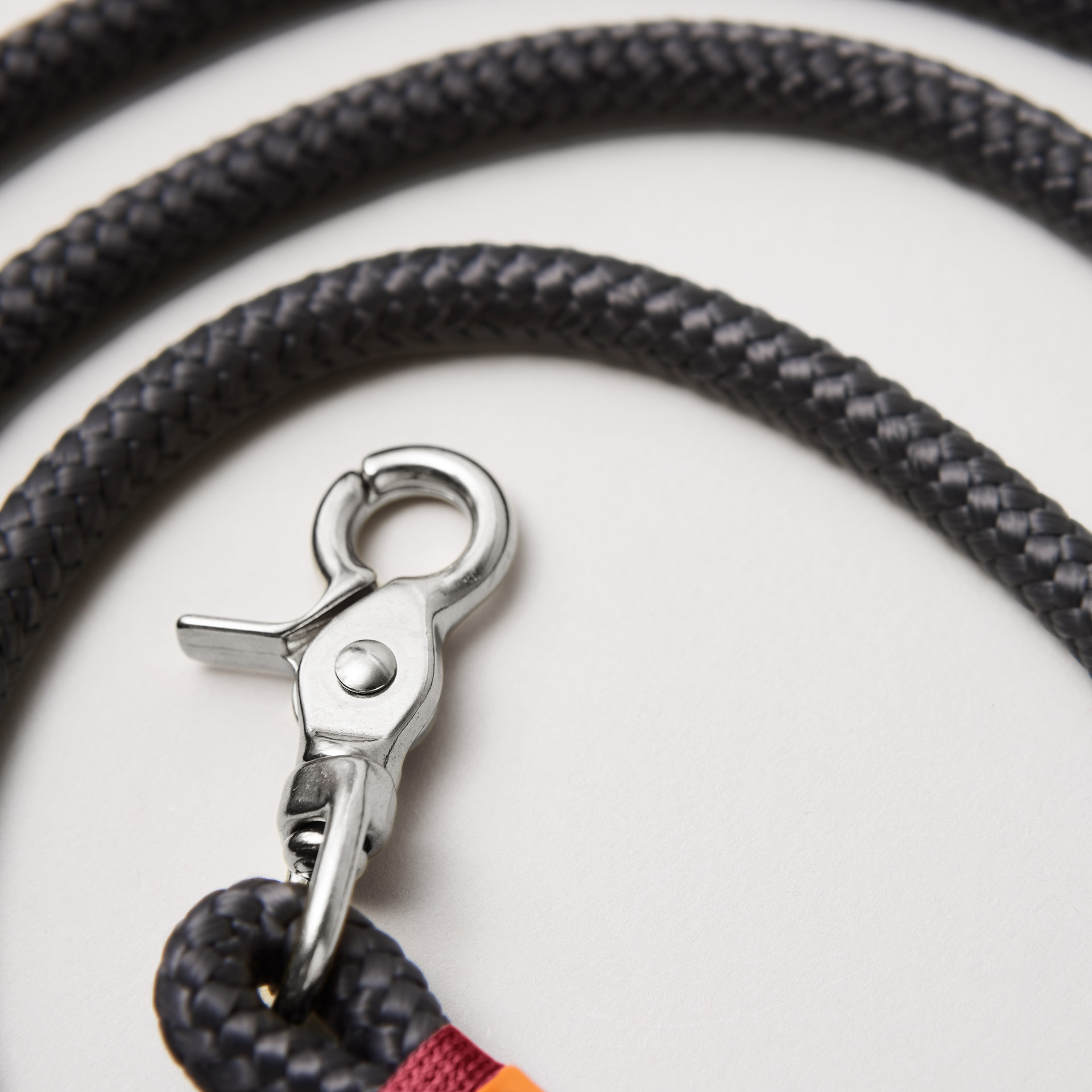 Detail Hundeleine Heavens Rock Burgunder, dunkelgraues Tau mit weinroter Takelung, Fokus auf silbernen Scherenkarabiner