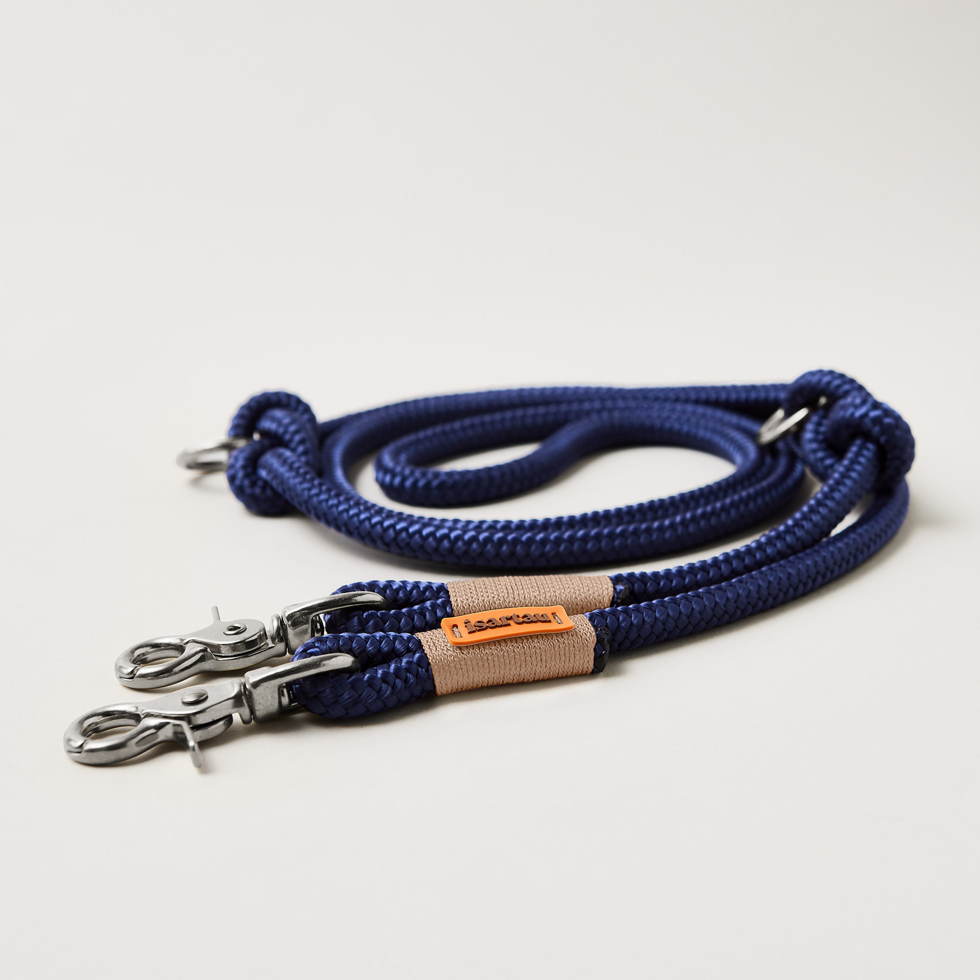 Tauleine Indigo Sea Beige 10 mm verstellbar mit silberfarbenen Karabinern, dunkelblaues Tau mit beiger Takelung, längenverstellbar