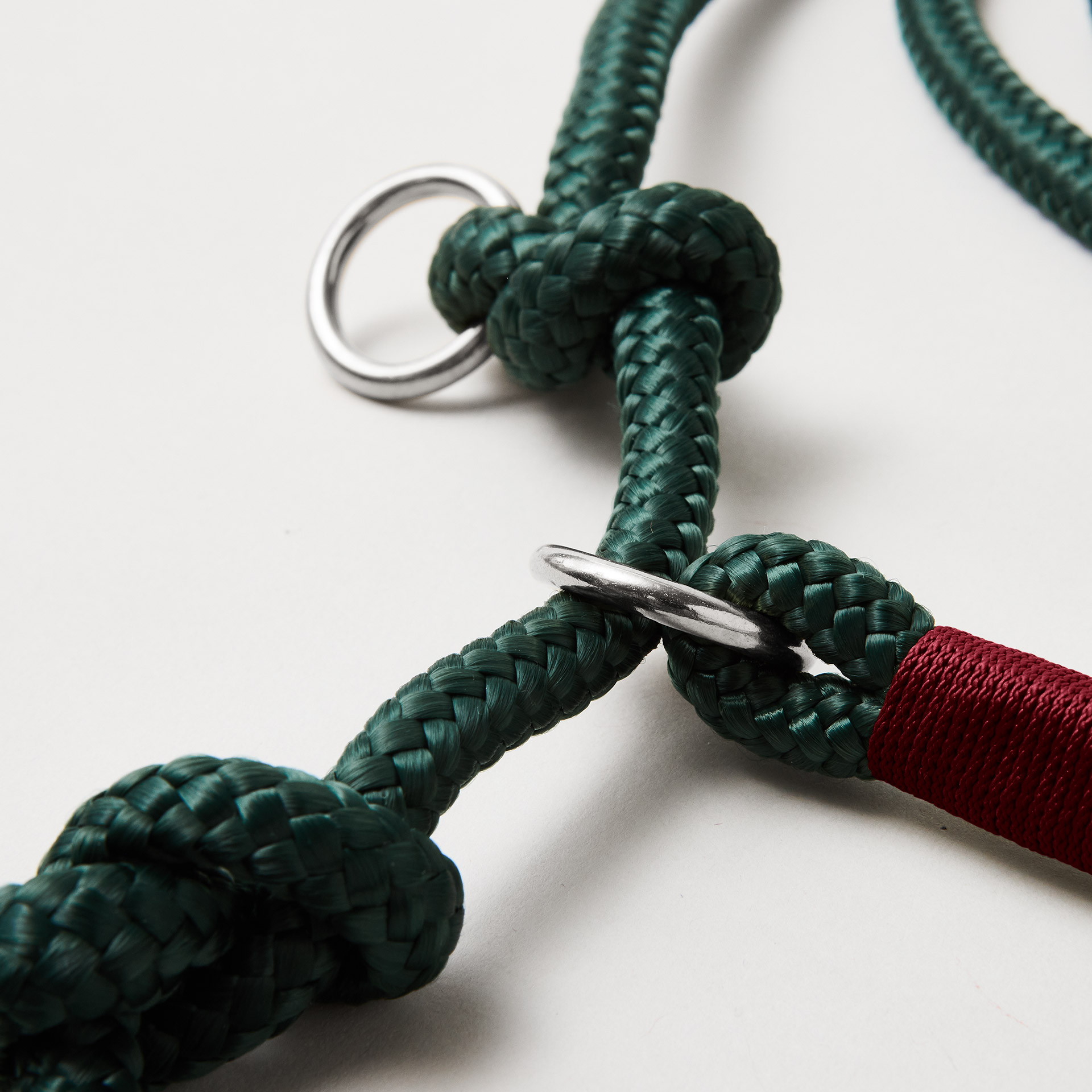 Detail Retrieverleine Evergreen Rot Burgunder mit verstellbaren Knoten für Hals- und Kopfumfang, silberne Karabiner, dunkelgrünes Tau mit roter Takelung