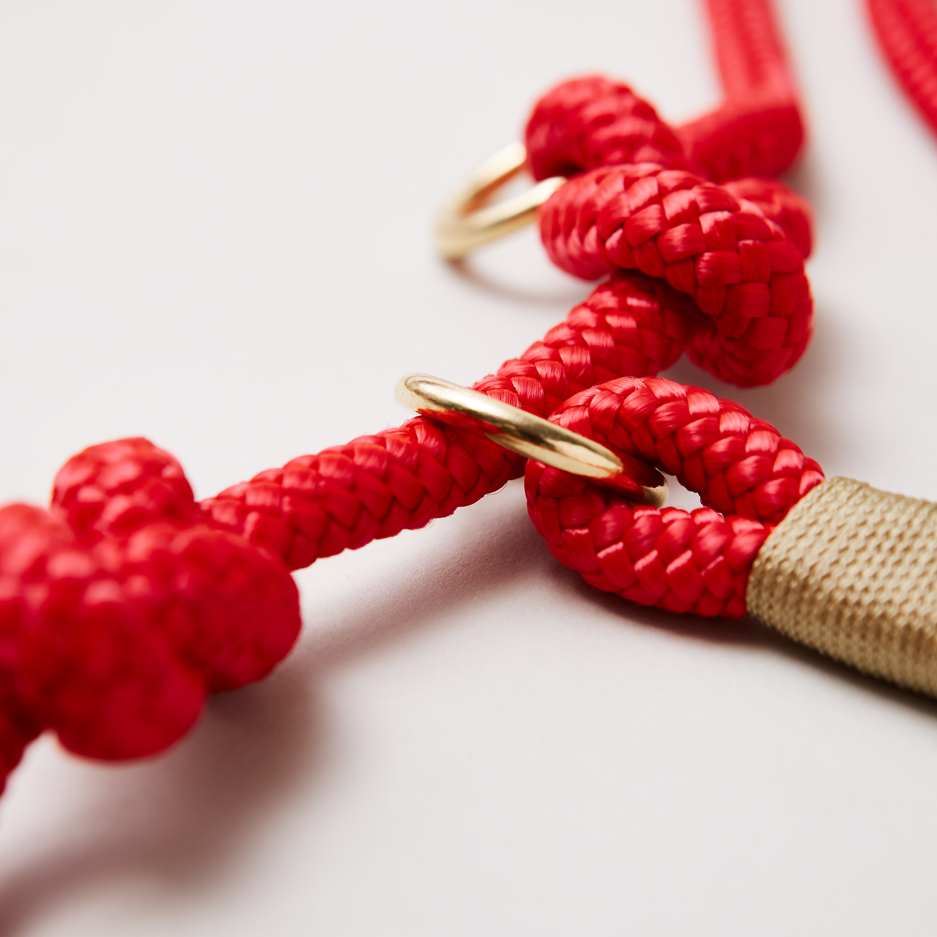 Detail Retrieverleine Red Fairy GOLD mit verstellbaren Knoten für Hals- und Kopfumfang, Messing, rotes Tau und goldfarbene Takelung