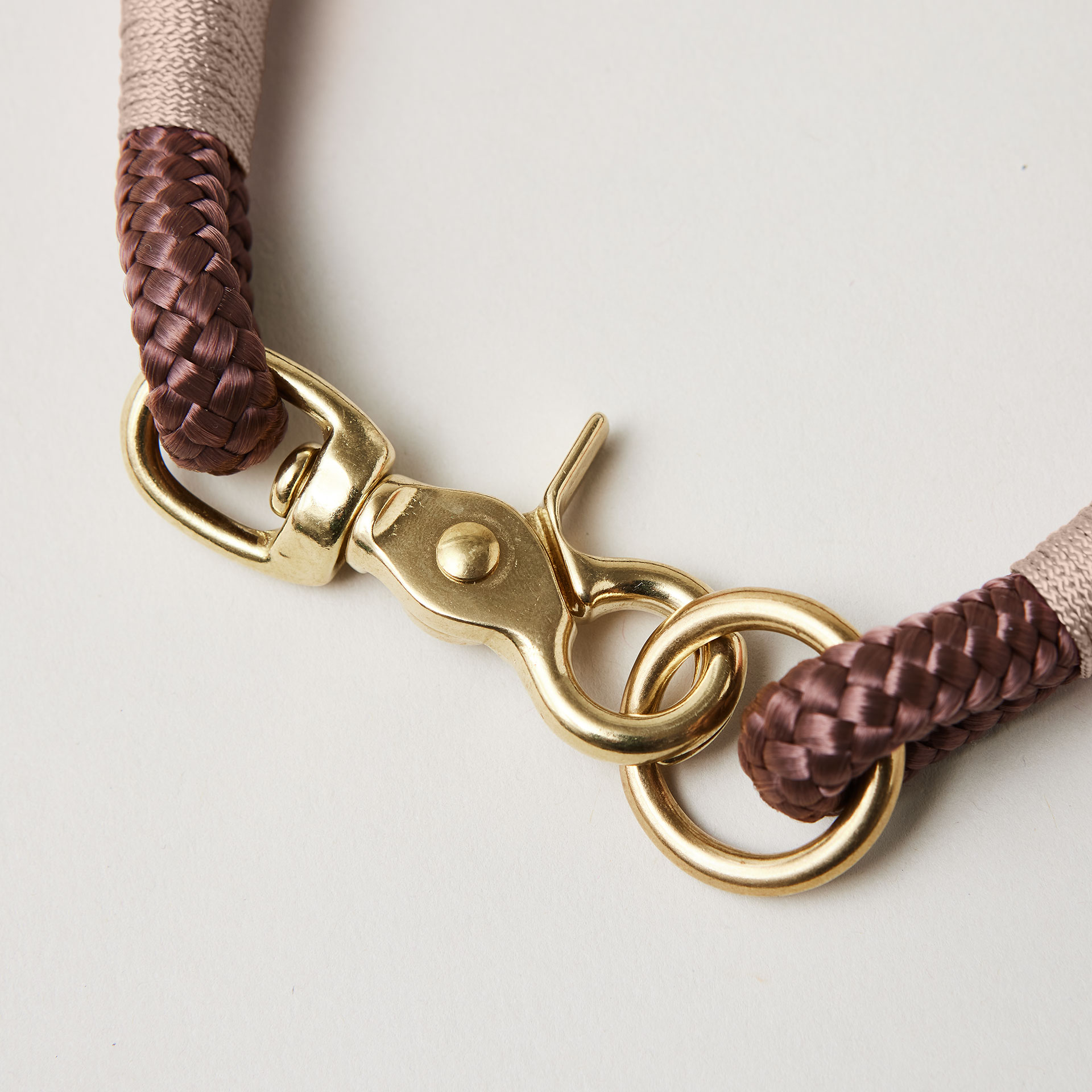 Detail Ring und Karabiner am Modell Feste Halsung, Farbe Classy Chestnut Beige mit Messing-Beschlägen, braunes Tau mit beiger Takelung