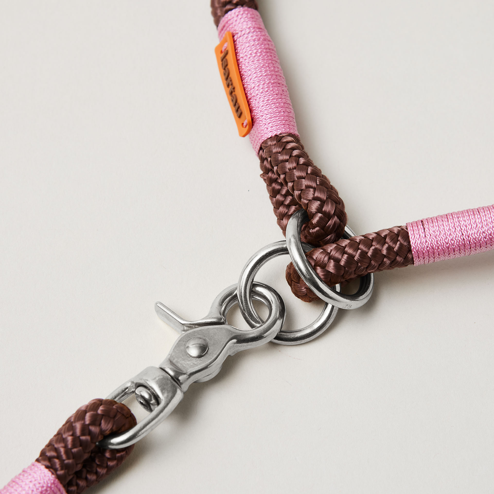 Detail Zugstopp Halsband mit Tauleine Classy Chestnut Rose, braunes Tau mit rosafarbener Takelung Fokus auf silberfarbene Ringe und Karabiner