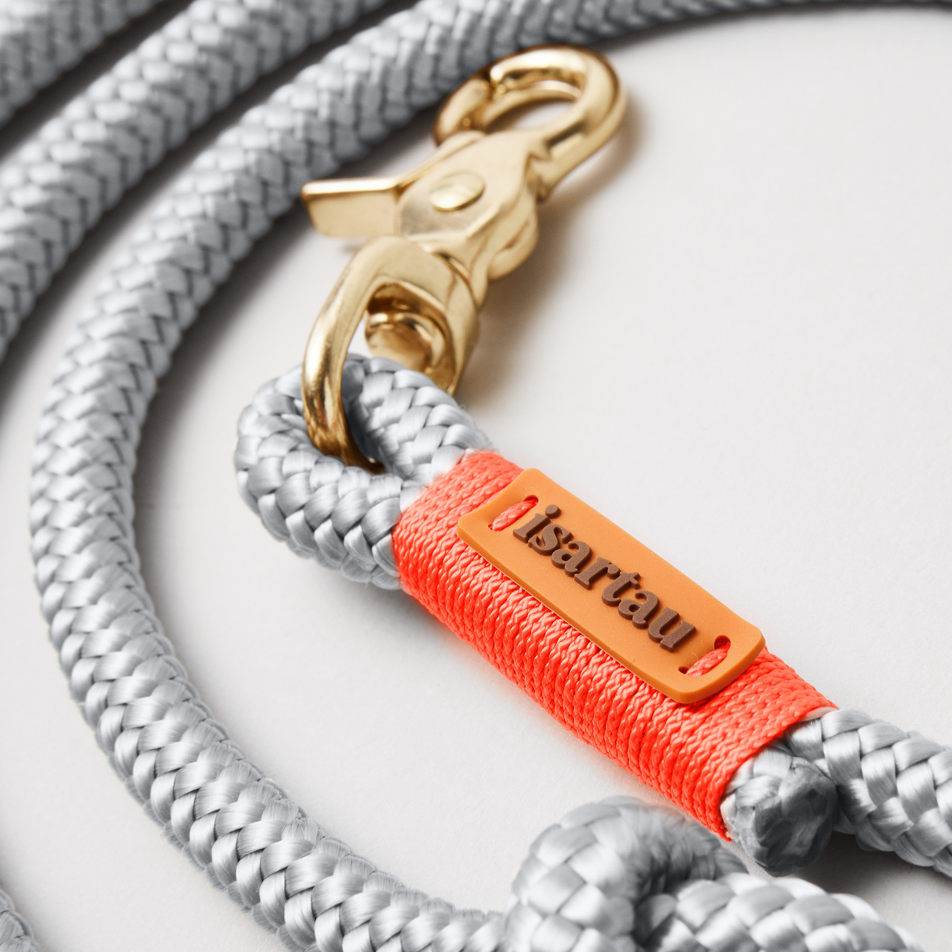 isartau-Logo auf hellgrauem Tau und neonoranger Takelung an Farbkombination Pebble Stone Neonorange