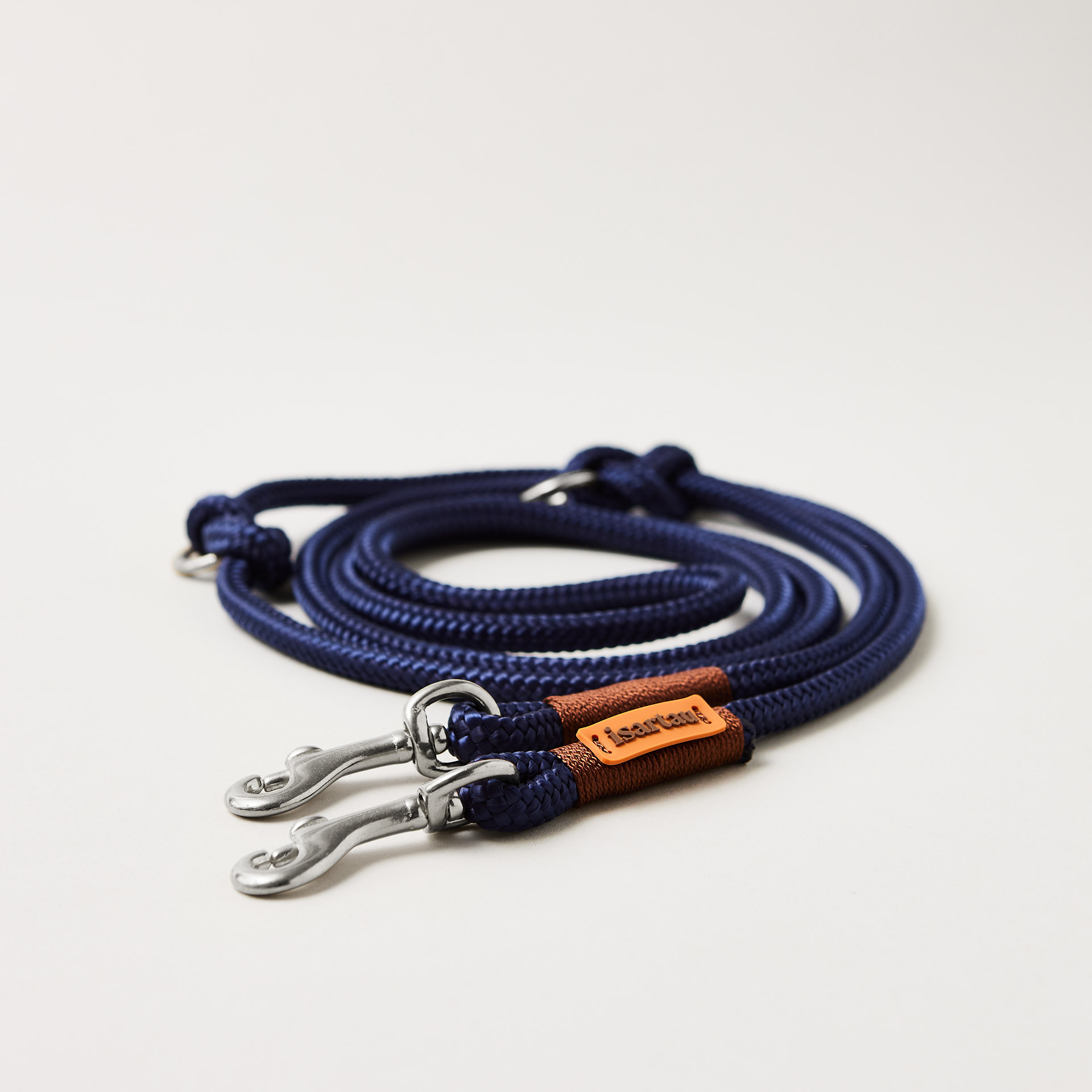 Hundeleine aus Tau in der Farbe Indigo Sea Kastanie 8 mm verstellbar mit leichten silberfarbenen Karabinern, dunkelblaues Tau mit brauner Takelung