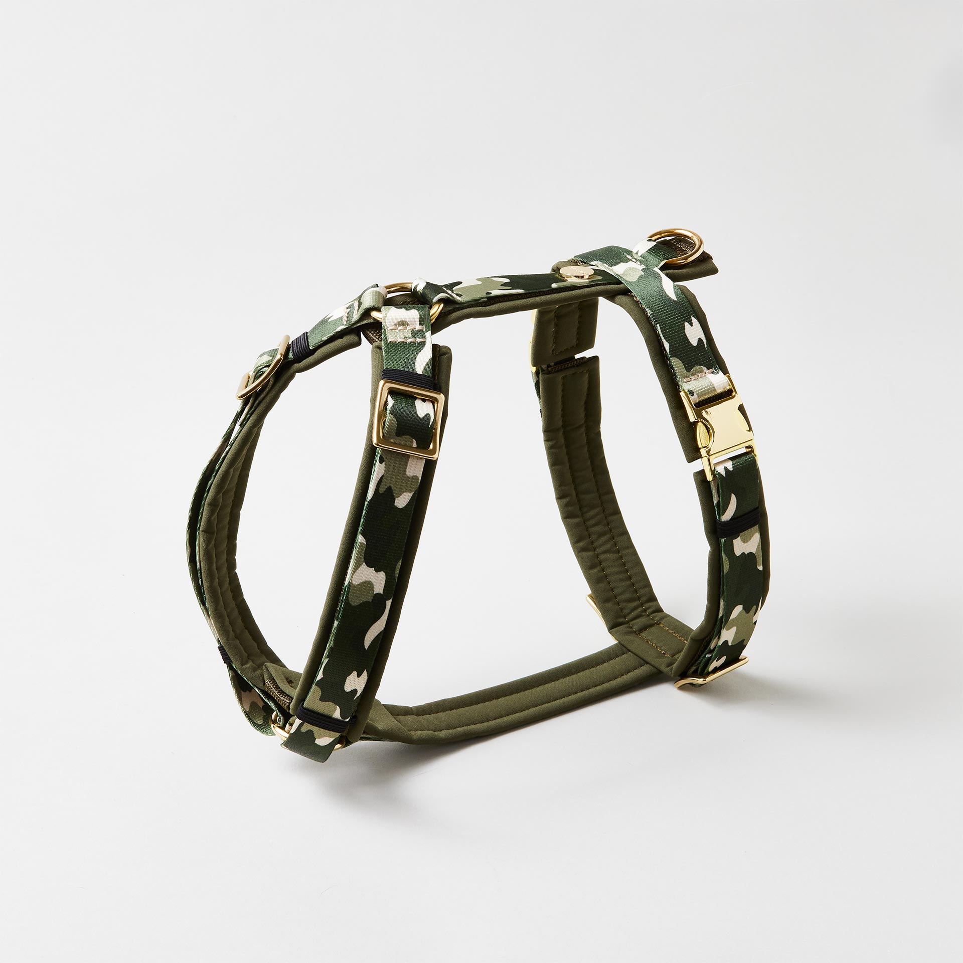 Gepolstertes Y-Hundegeschirr im Design „Entdecker“ mit Camouflage-Muster, verstellbaren Schiebern und goldfarbenen Steckschließen.