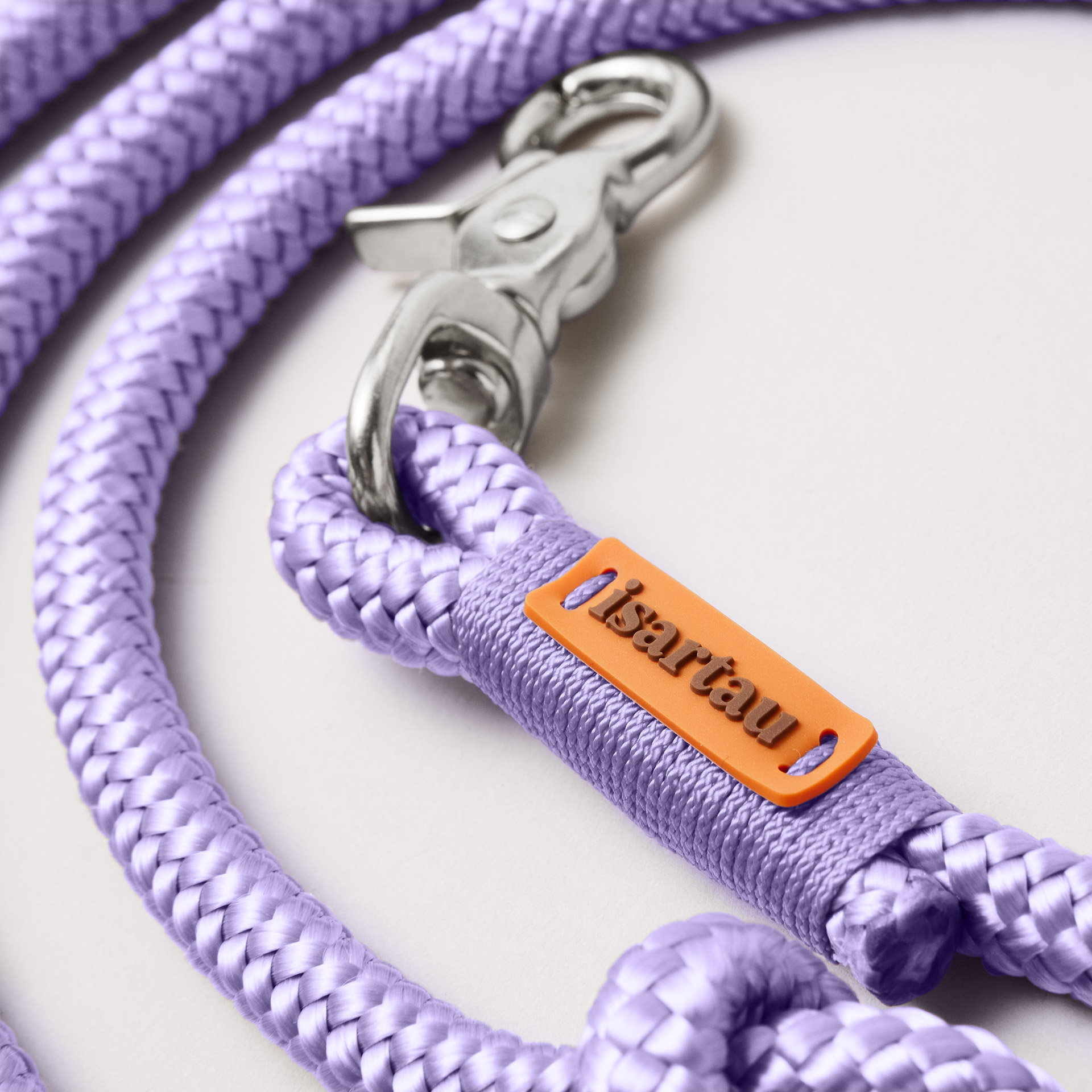 Detail Hundeleine Very Peri Lavendel, lavendelfarbenes Tau und Takel, Fokus auf silberfarbene Karabiner und isartau Logo