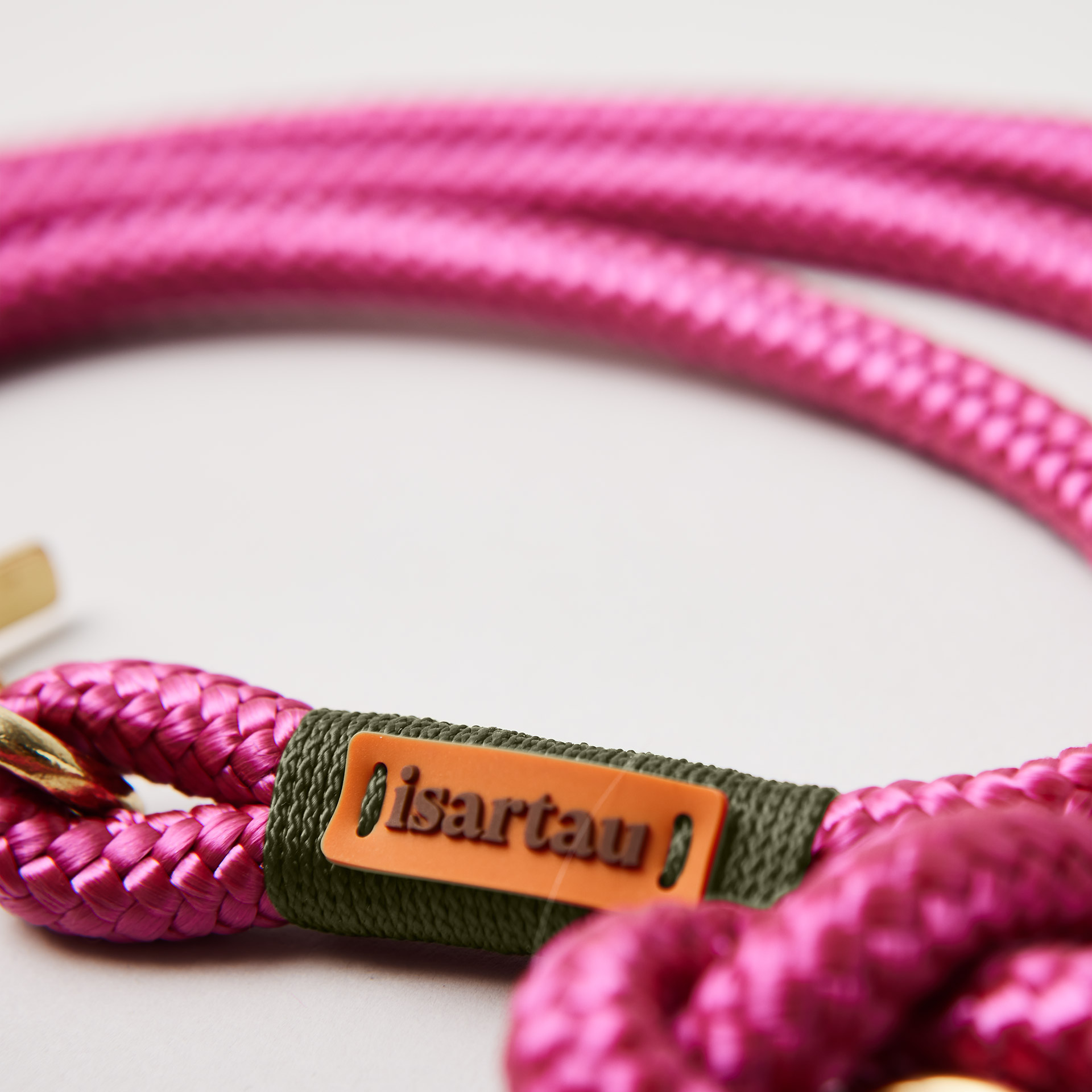 isartau-Logo an Tauleine Viva Magenta OLIV