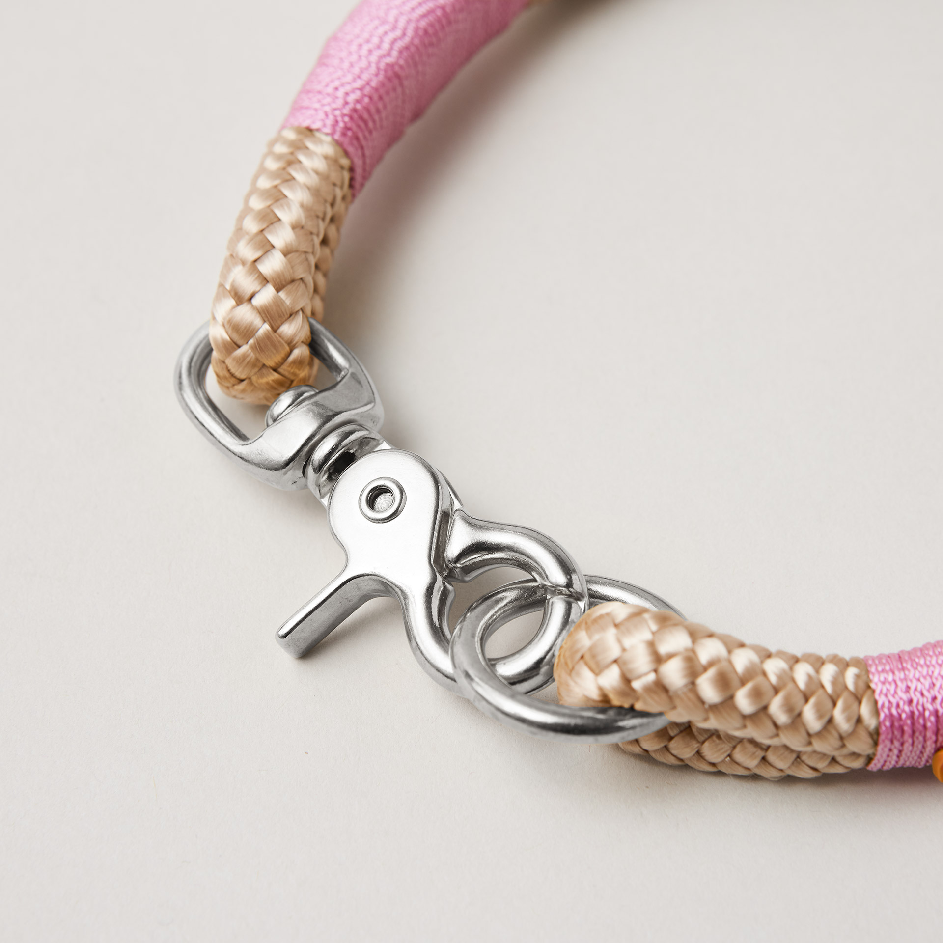 silberfarbener Verschluss aus Scherenkarabiner und Ring an Tauhalsband Wood Owl Rose