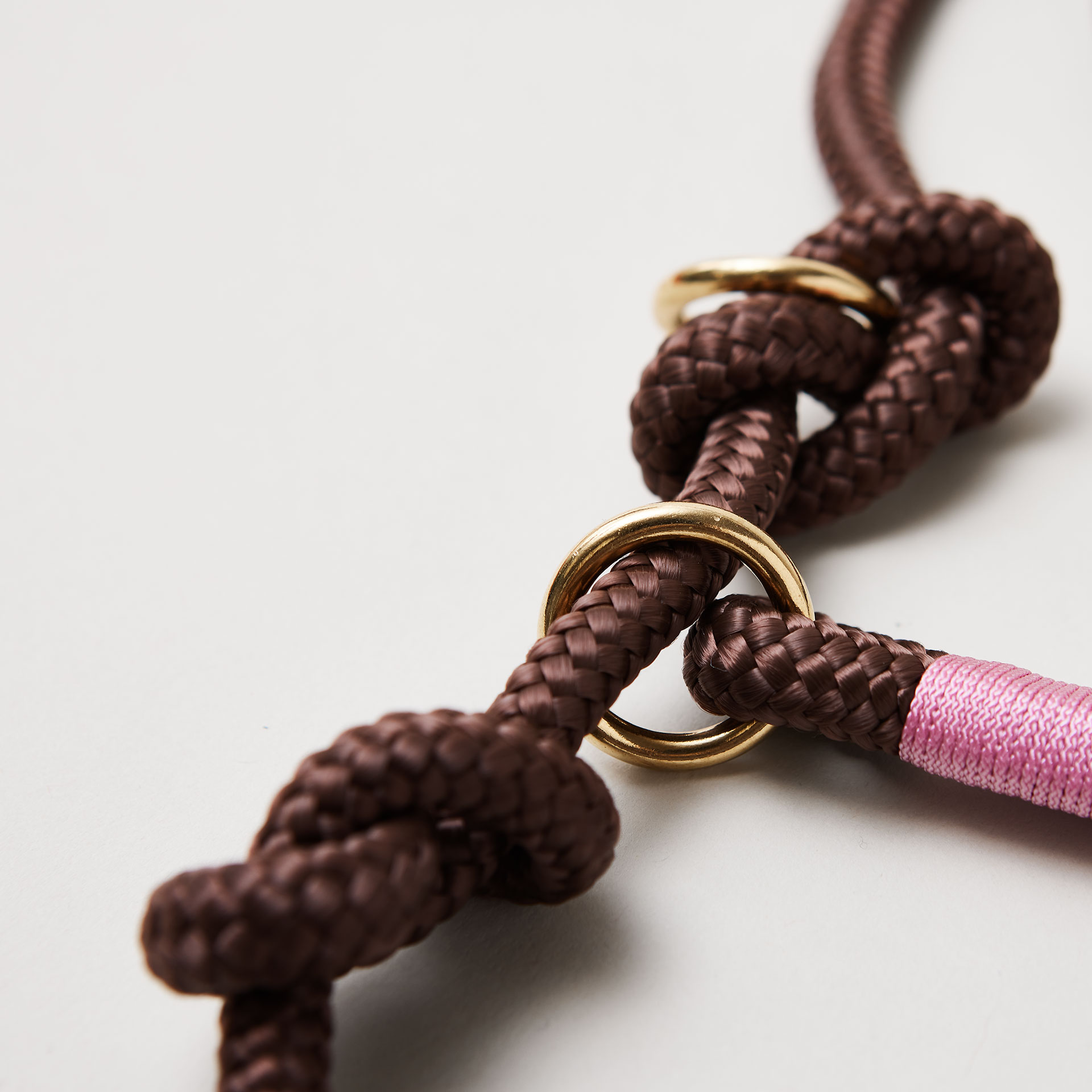 Detail Retrieverleine Classy Chestnut Rose mit verstellbaren Knoten für Hals- und Kopfumfang, Messing-Karabiner, braunes Tau mit rosafarbener Takelung