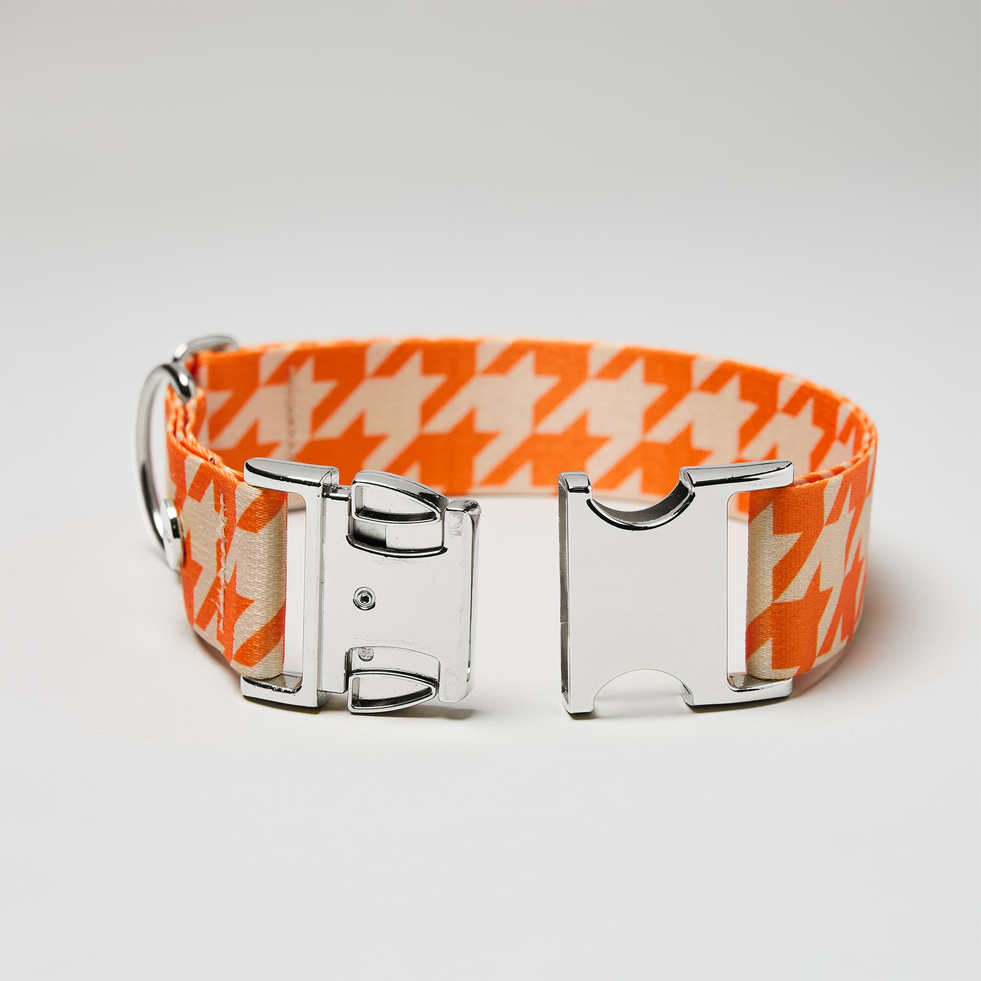Detailaufnahme verstellbares Hundehalsband Wandler mit offener silberfarbener Steckschließe, Gurtband mit Hahnentritt Muster Beige Orange