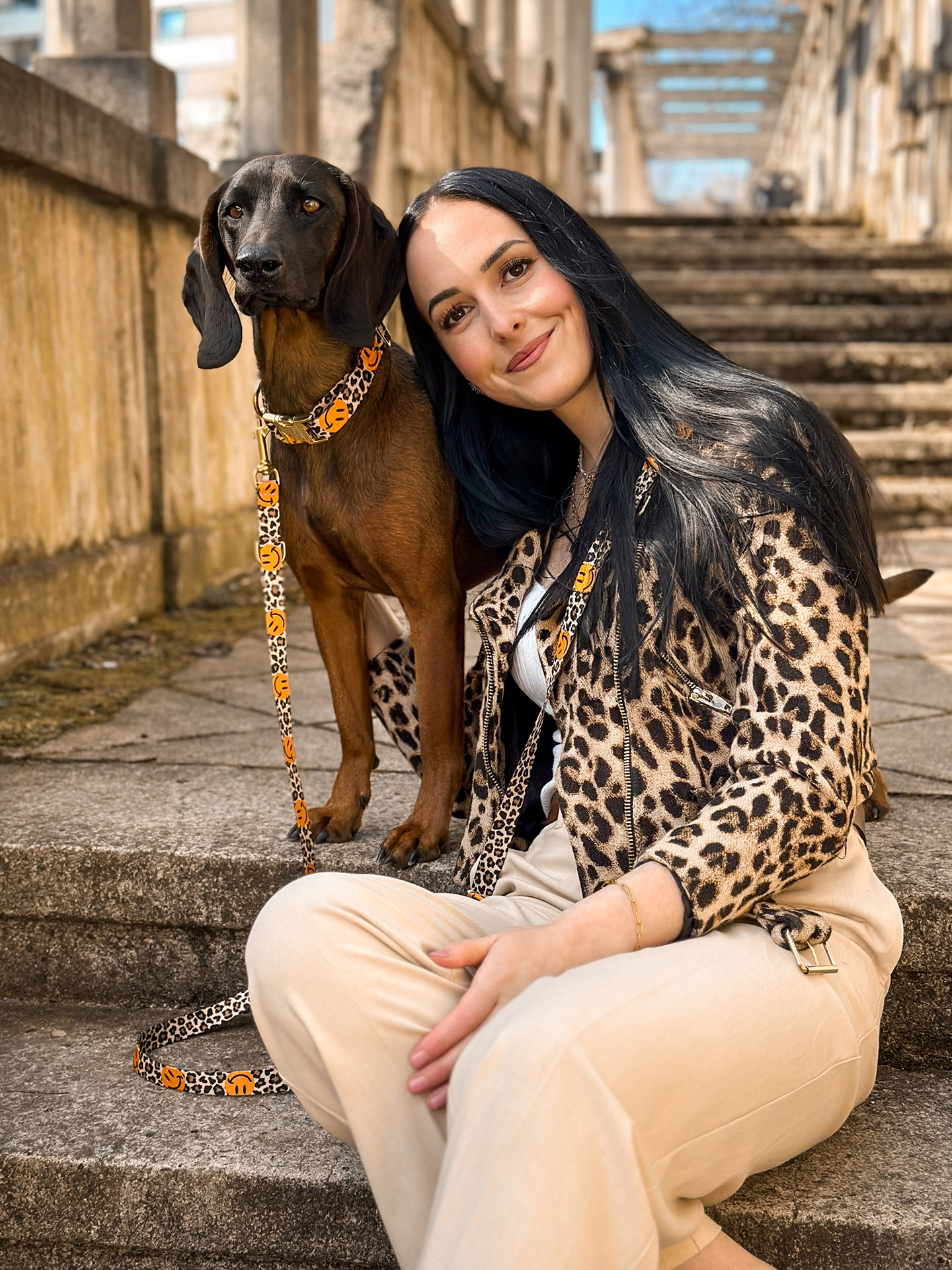 Frauchen und BGS Cleo in Design Leo Smile