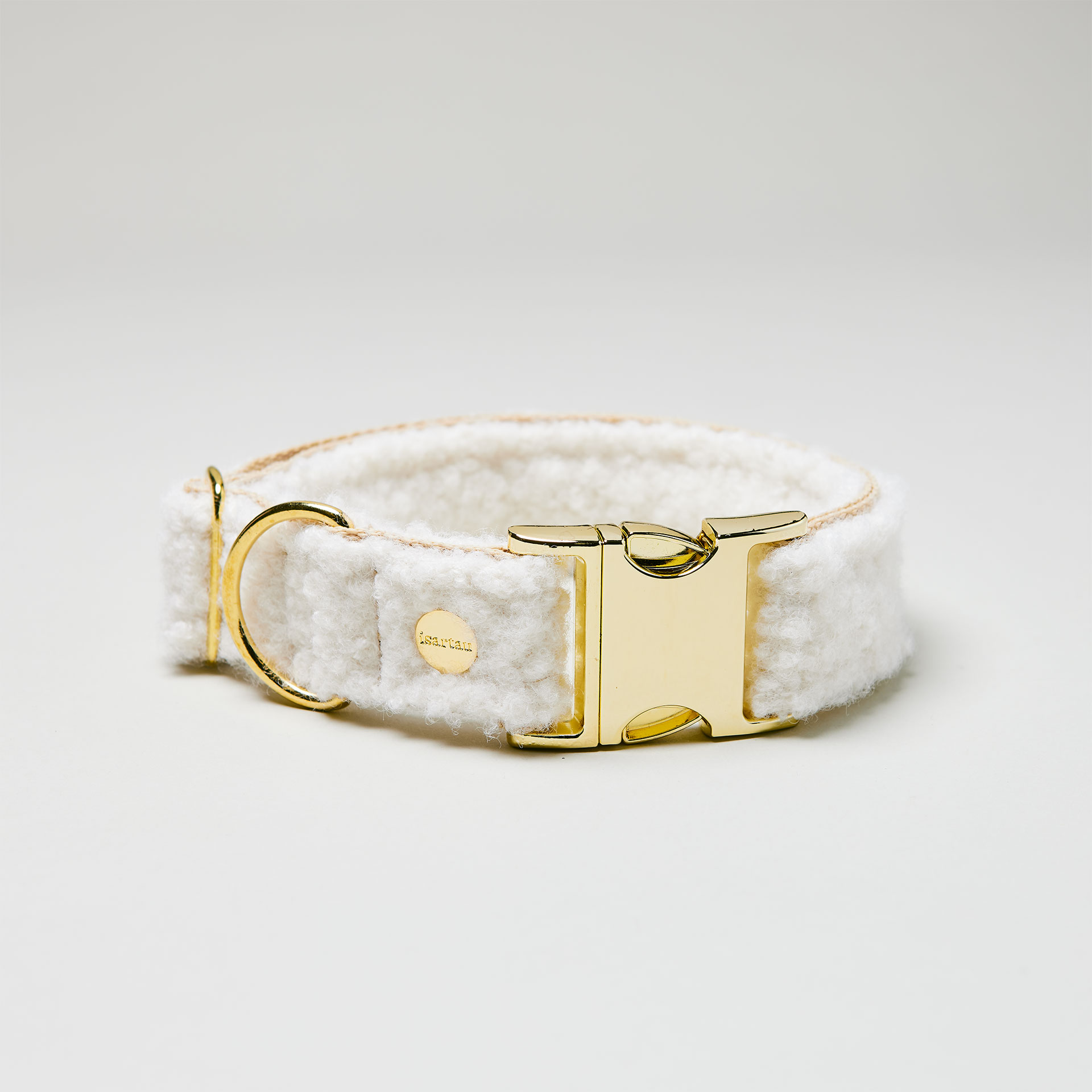 Verstellbares Hundehalsband im Design Wooly mit goldfarbenen Beschläge und weißem Bouclé Stoff, beiges Gurtband